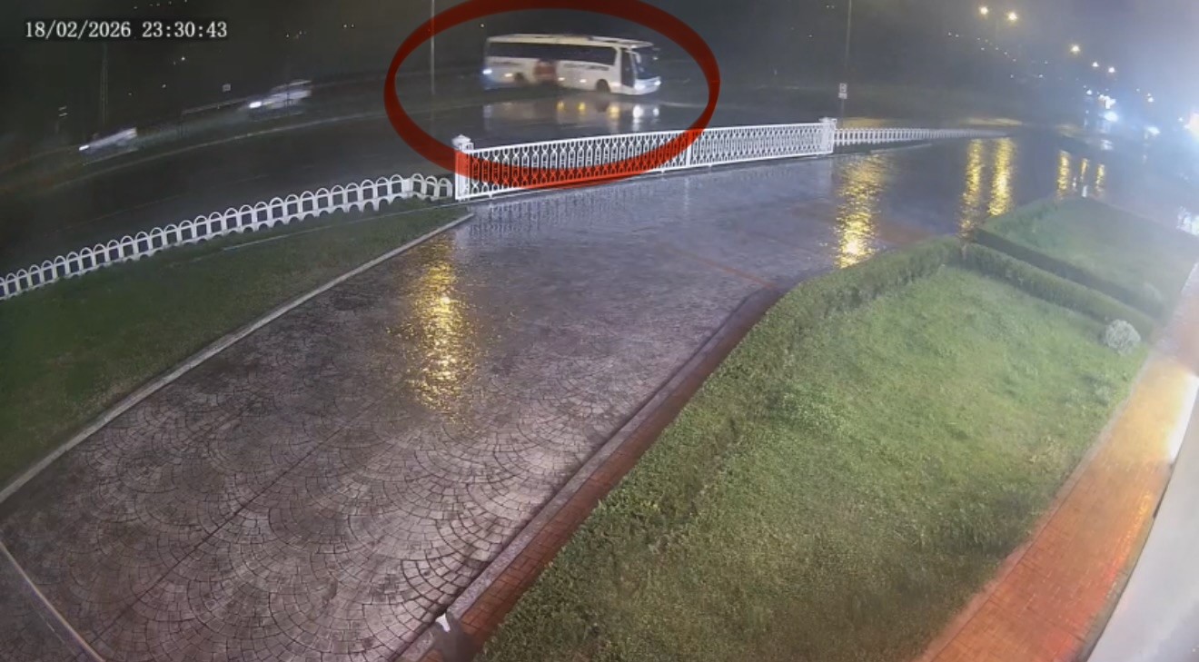 Yolcu Otobüsü Devrildi! 7 Kişi Yaralandı Feci Kaza Kameraya Yansıdı! 22