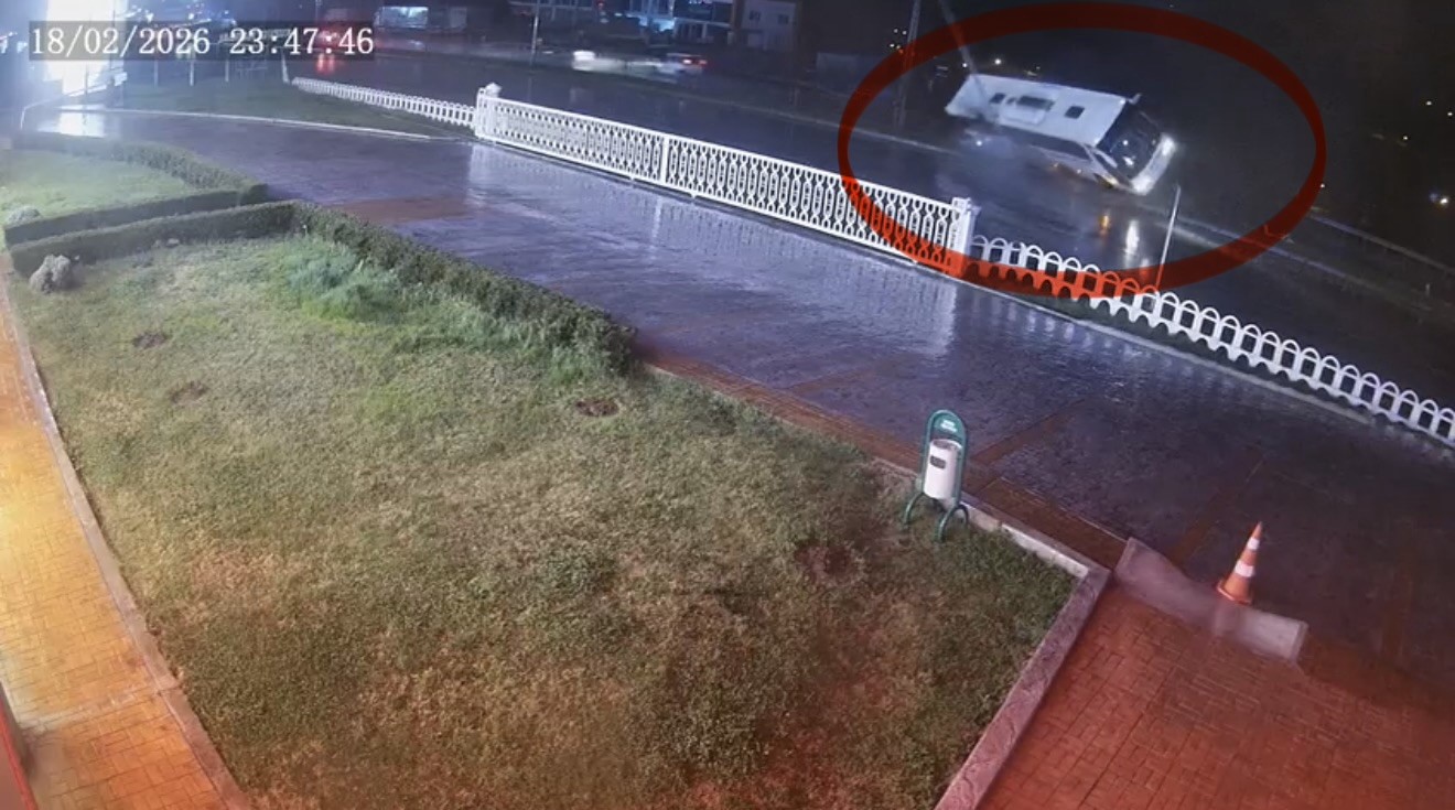 Yolcu Otobüsü Devrildi! 7 Kişi Yaralandı Feci Kaza Kameraya Yansıdı! 88888888