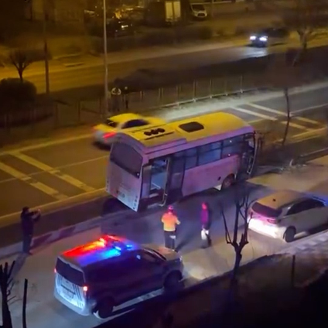 Yolcu Taşıyan Otobüs Refüje Çıkıp Ağaca Saplandı1