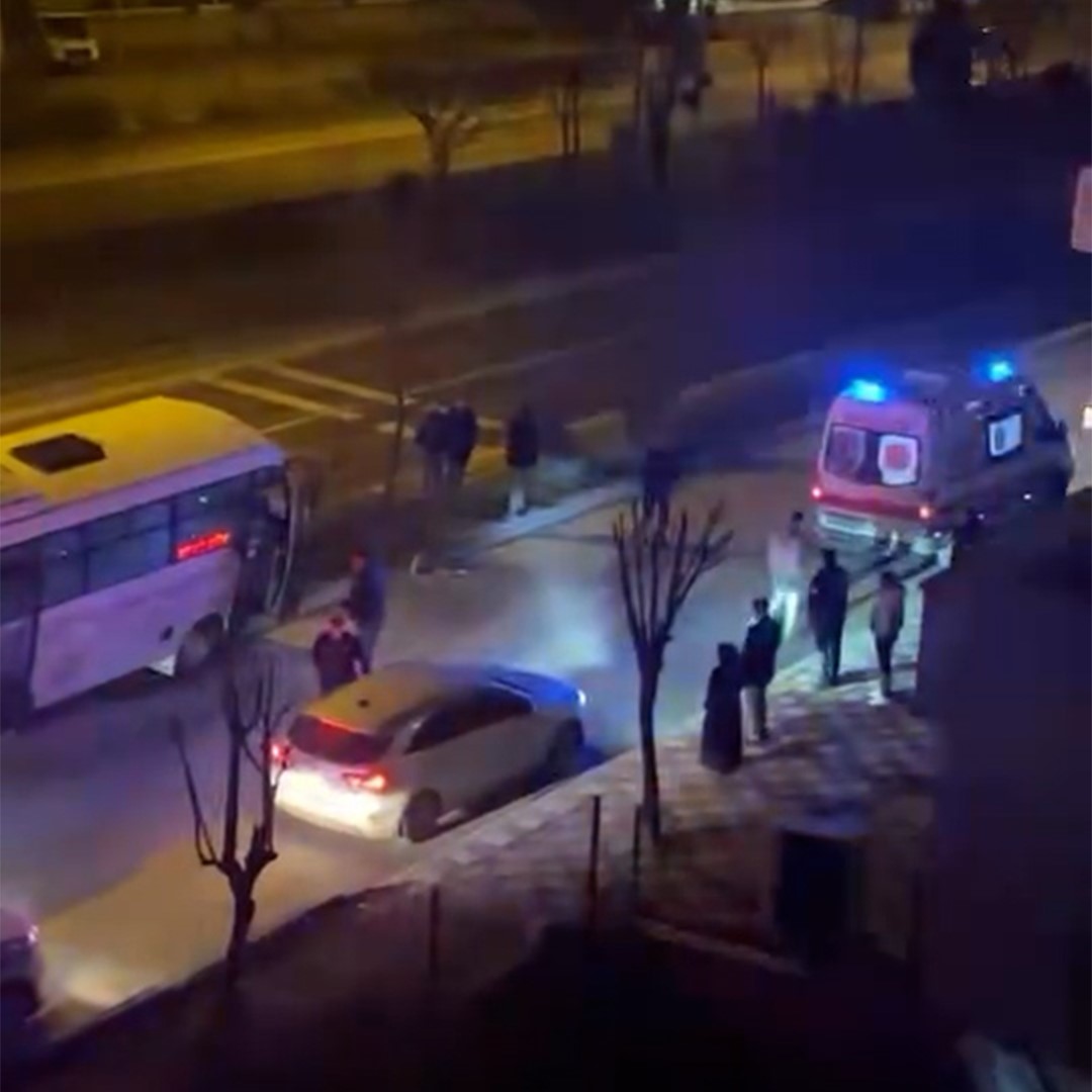 Yolcu Taşıyan Otobüs Refüje Çıkıp Ağaca Saplandı2