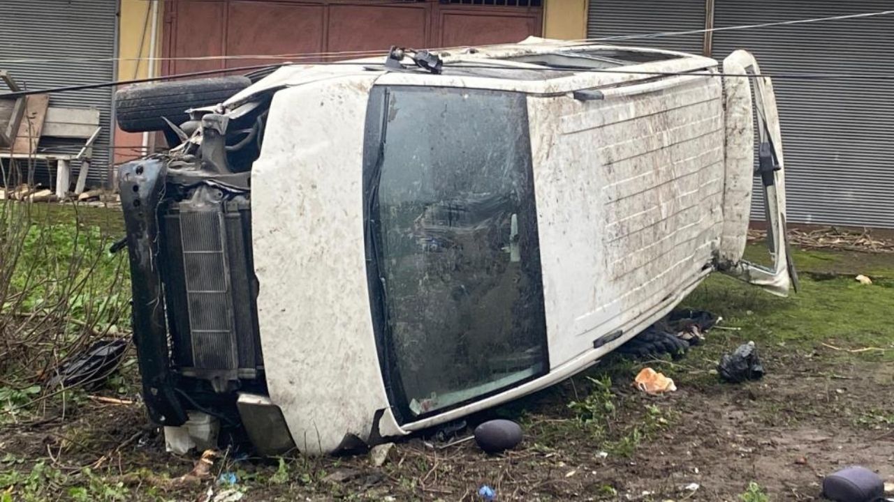 Yoldan Çıkan Minibüs Devrildi, 4 Kişi Yaralandı (2)