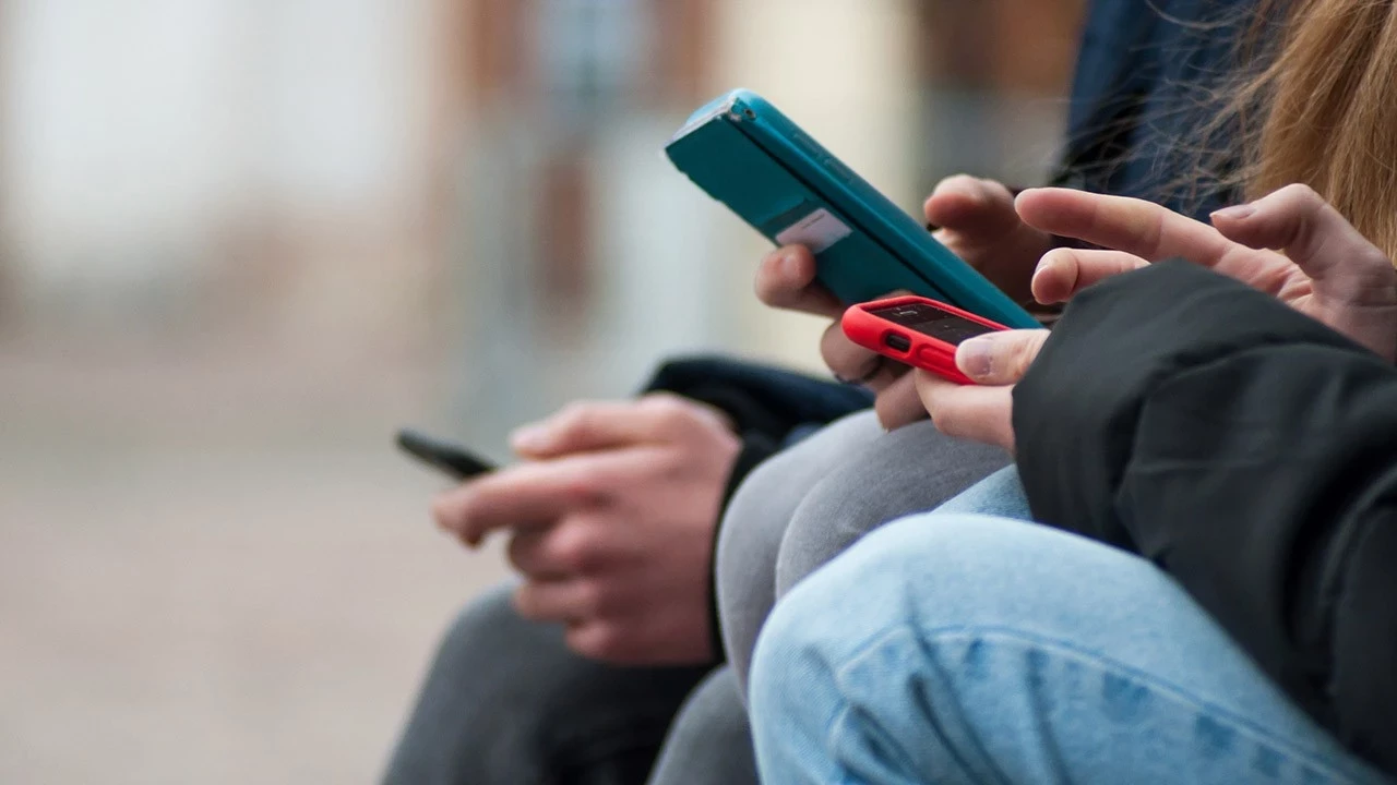 15 Yaş Altına Sosyal Medya Freni Yeni Düzenlemede Ağır Cezalar Gündemde