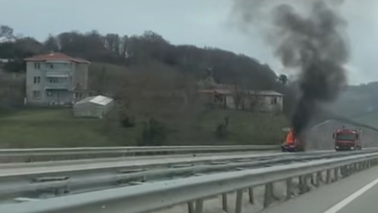 Alevler Aracı Sardı İçindeki 2 Kişi Yaralandı (1)