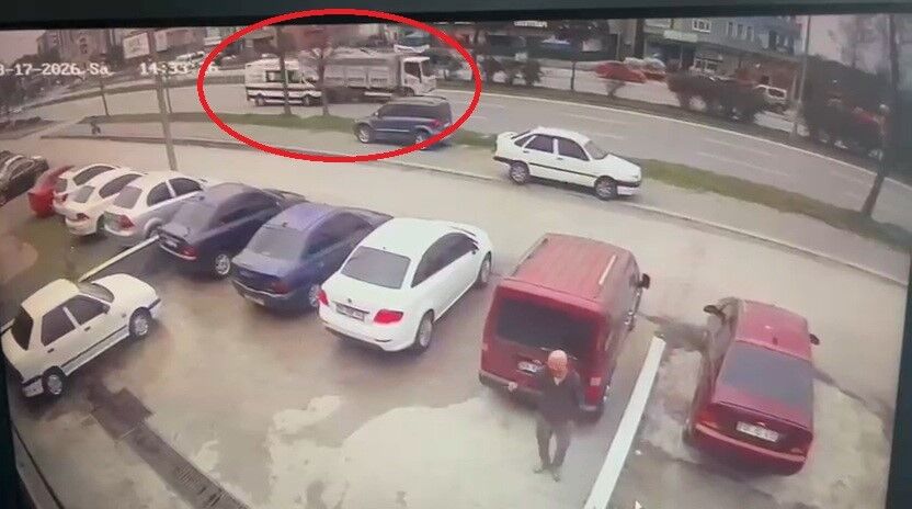 Ambulans Vakaya Giderken Kamyona Çarptı Feci Kazada 1 Ölü, 3 Yaralı! 88