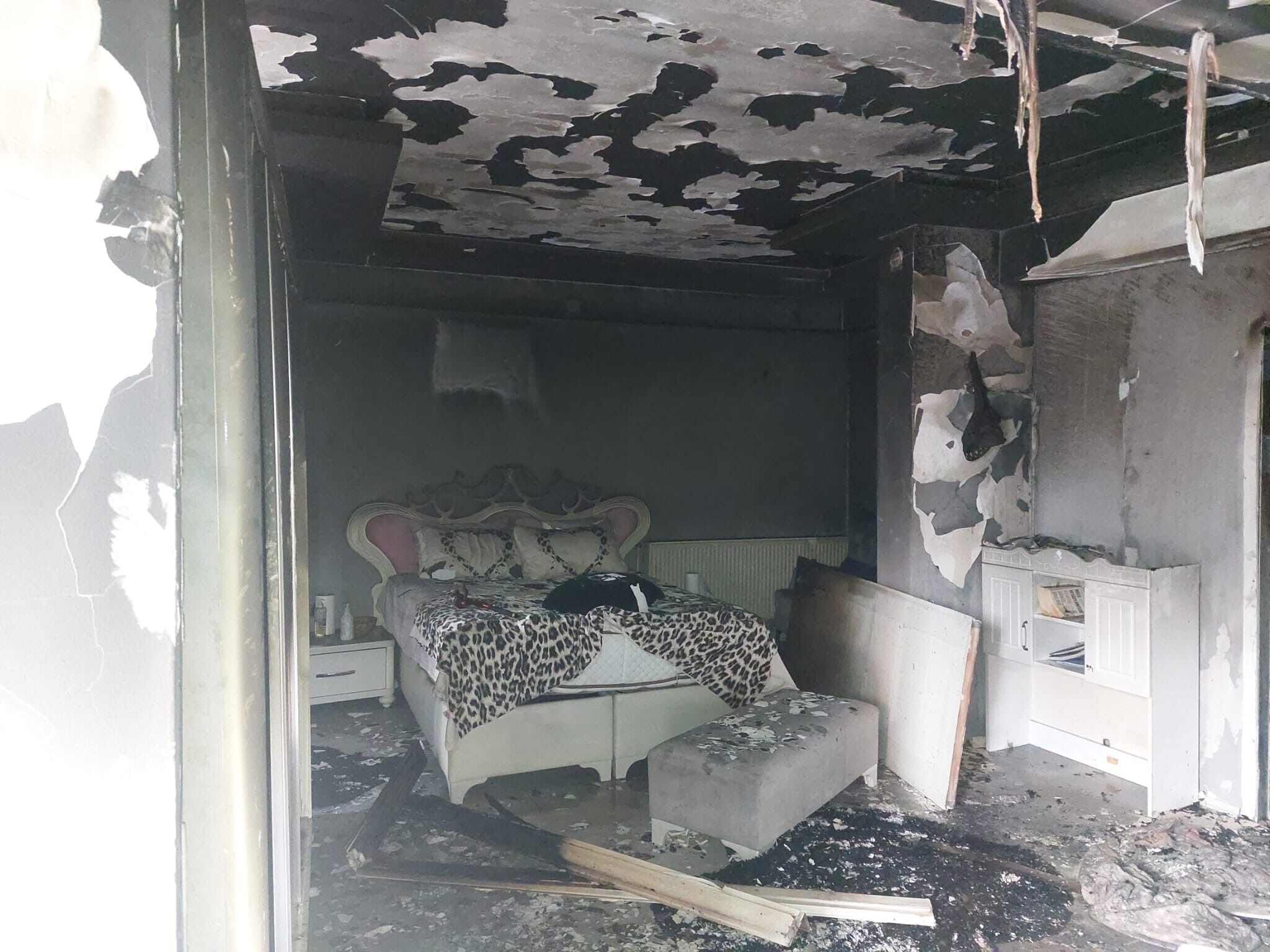 Apartmanın 4'Üncü Katında Yangın Daire Küle Döndü 12