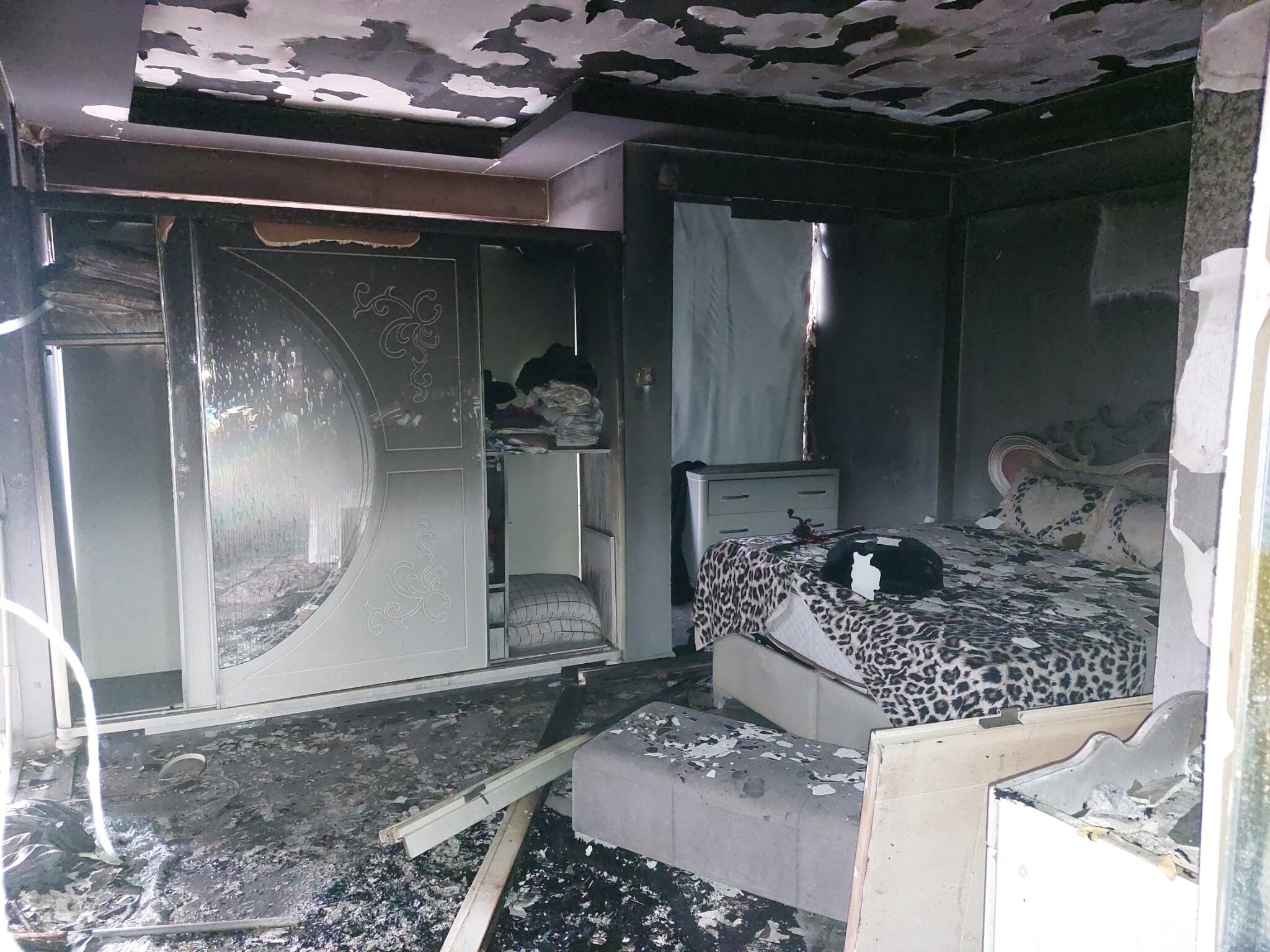 Apartmanın 4'Üncü Katında Yangın Daire Küle Döndü 6