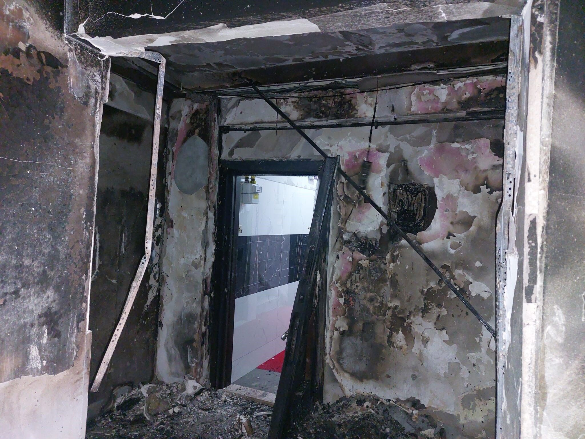 Apartmanın 4'Üncü Katında Yangın Daire Küle Döndü 8