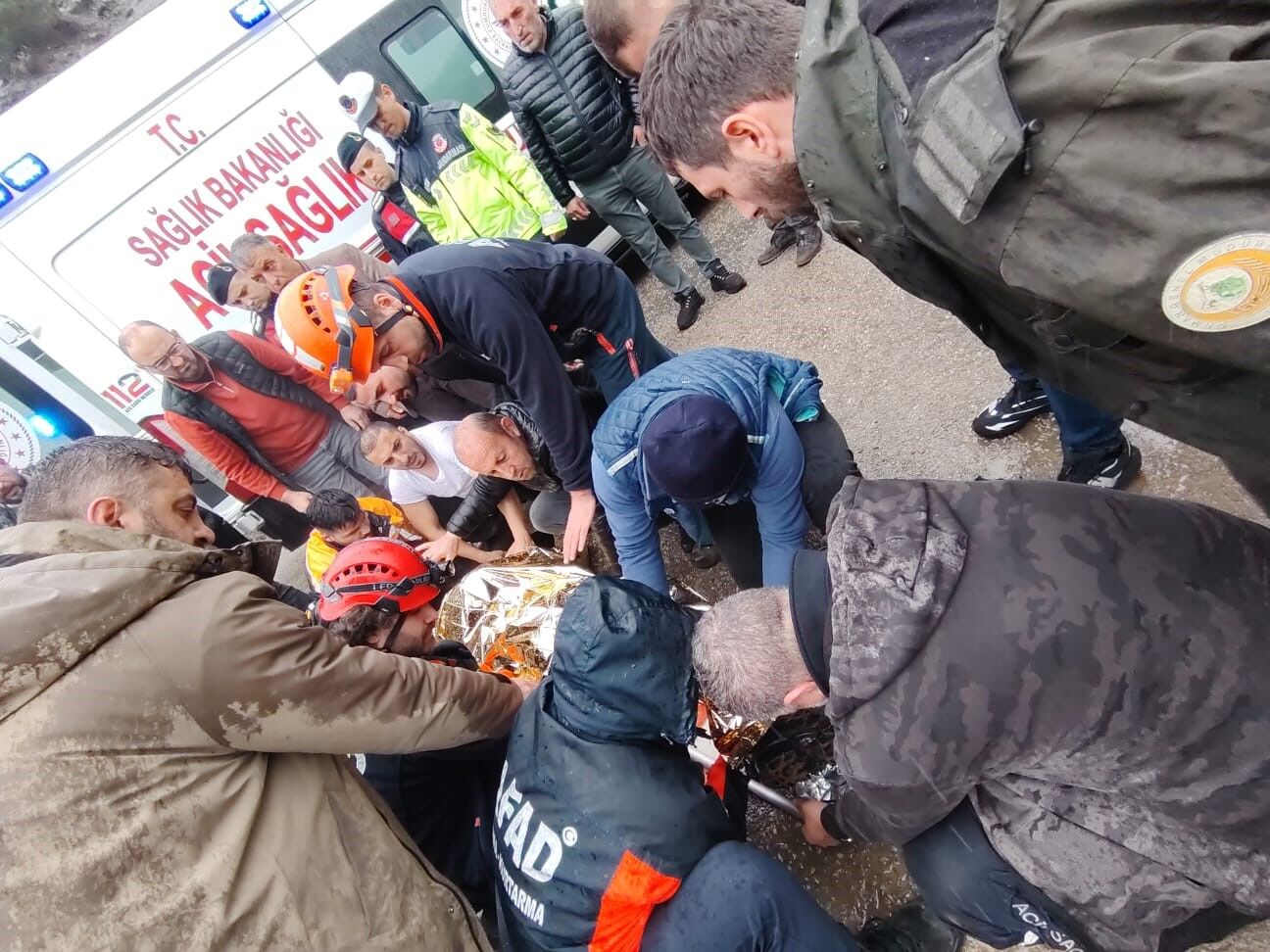 Araç 100 Metrelik Uçuruma Yuvarlandı1