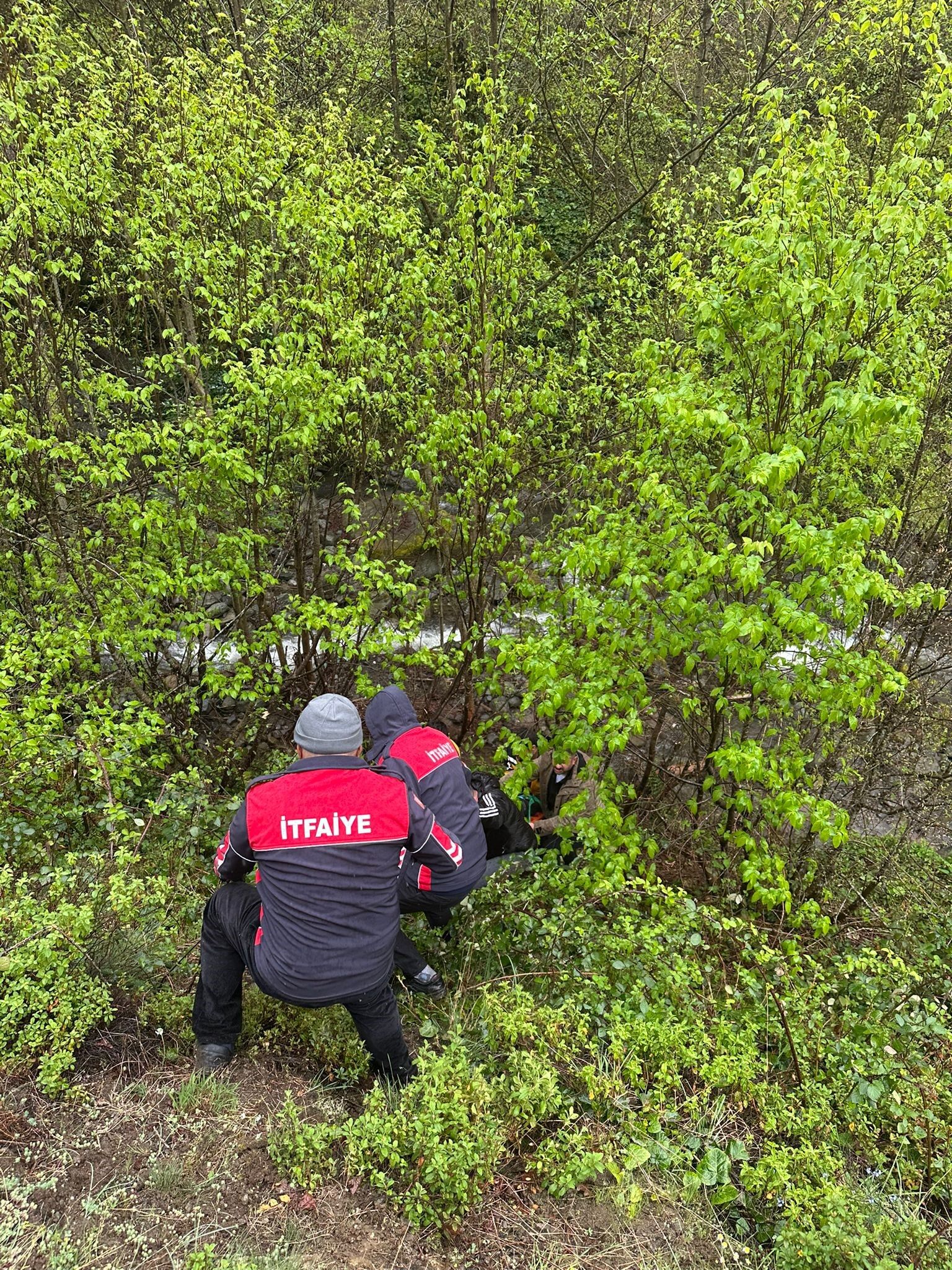 Araç 100 Metrelik Uçuruma Yuvarlandı2