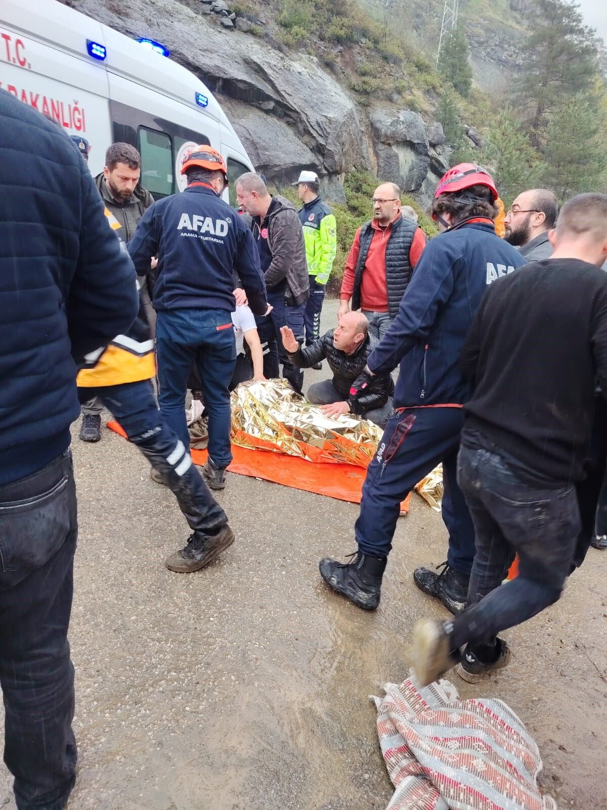 Araç 100 Metrelik Uçuruma Yuvarlandı3