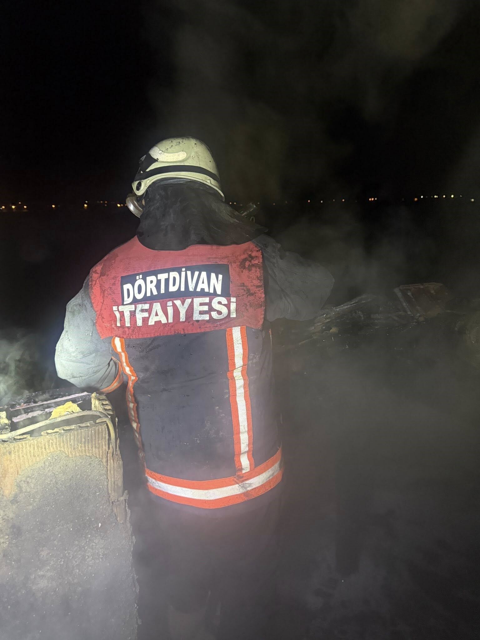 Bacadan Çıkan Yangın 2 Katlı Evin Çatısını Kül Etti 2