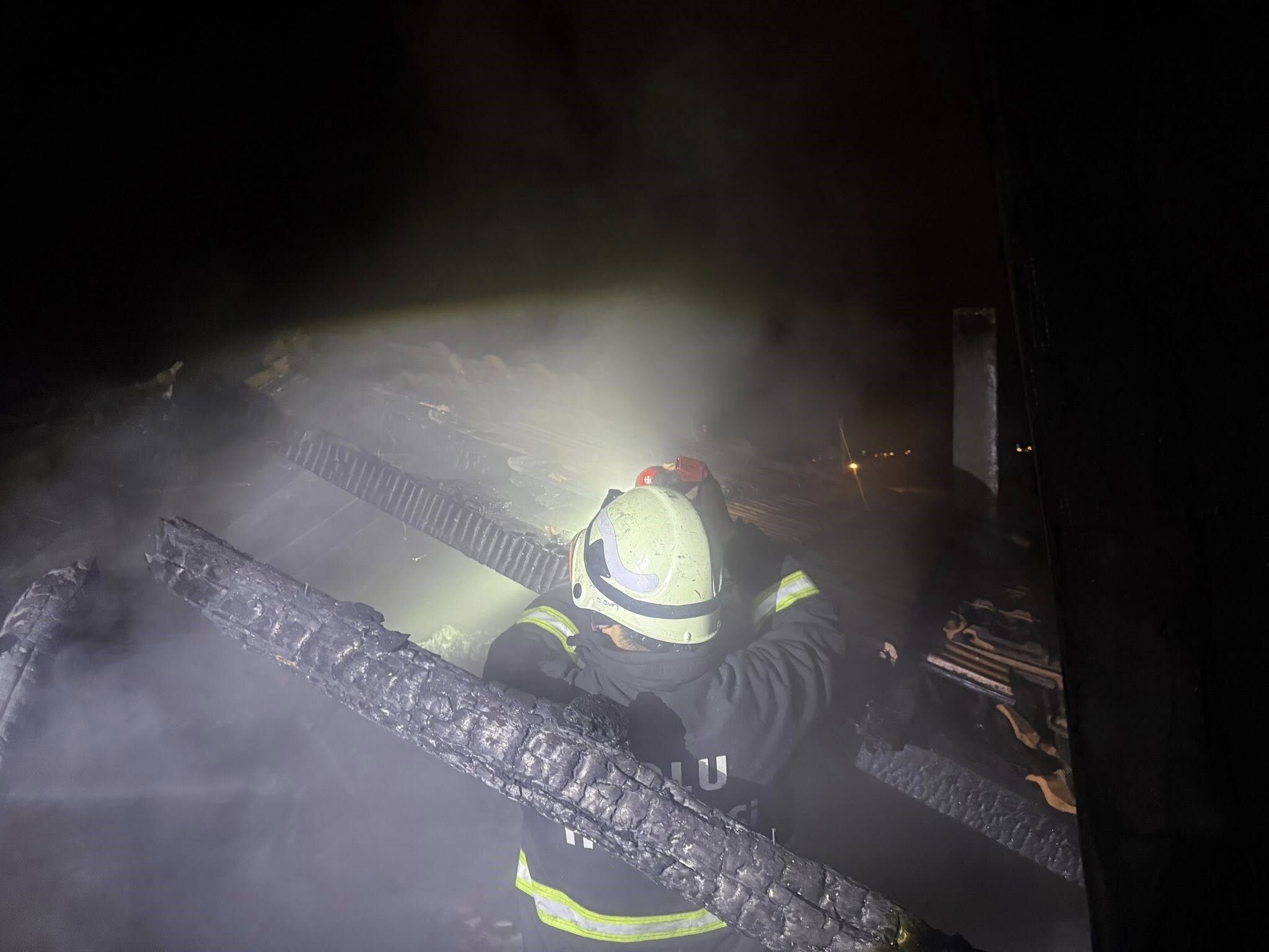 Bacadan Çıkan Yangın 2 Katlı Evin Çatısını Kül Etti 4