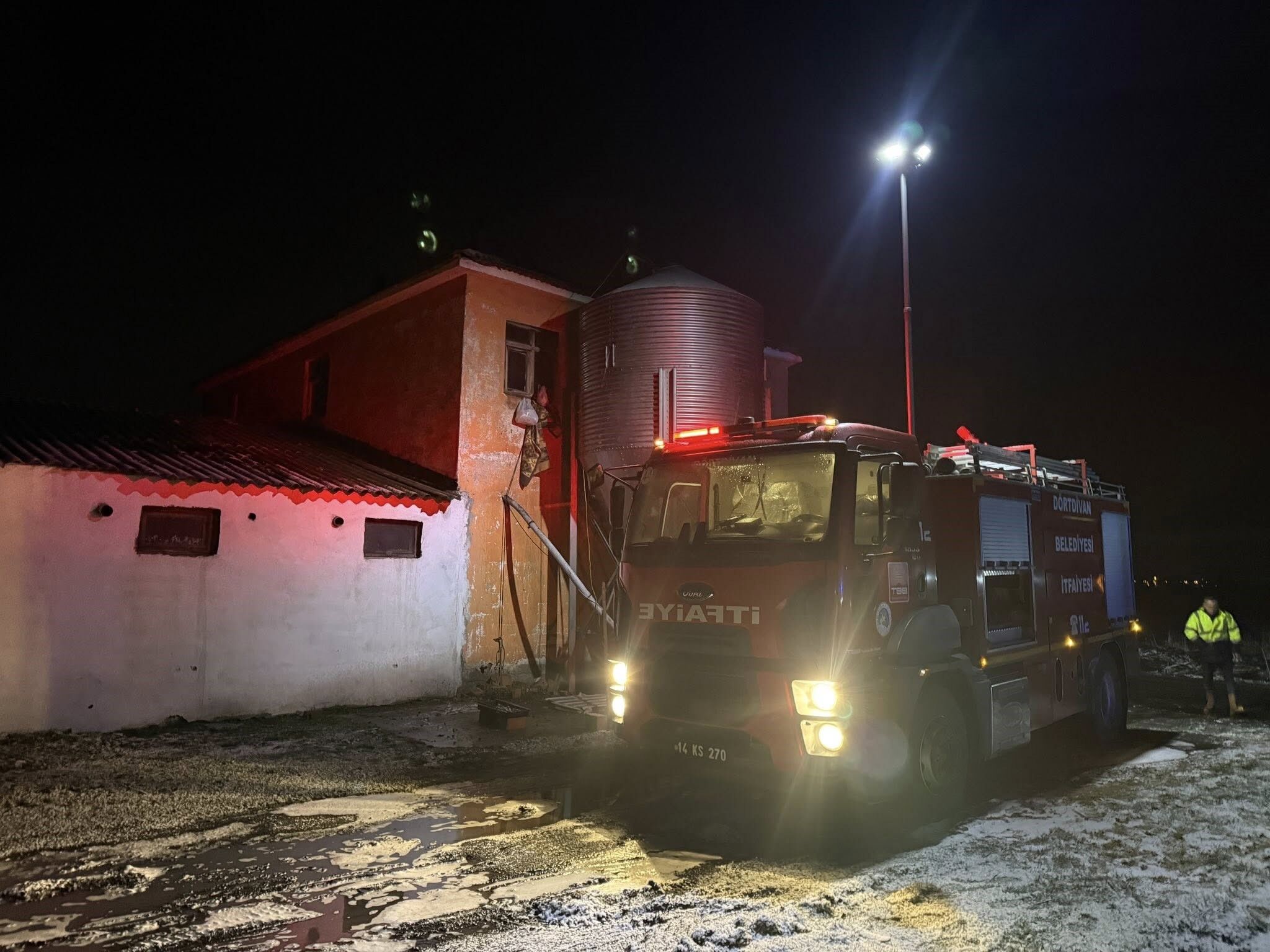 Bacadan Çıkan Yangın 2 Katlı Evin Çatısını Kül Etti 44