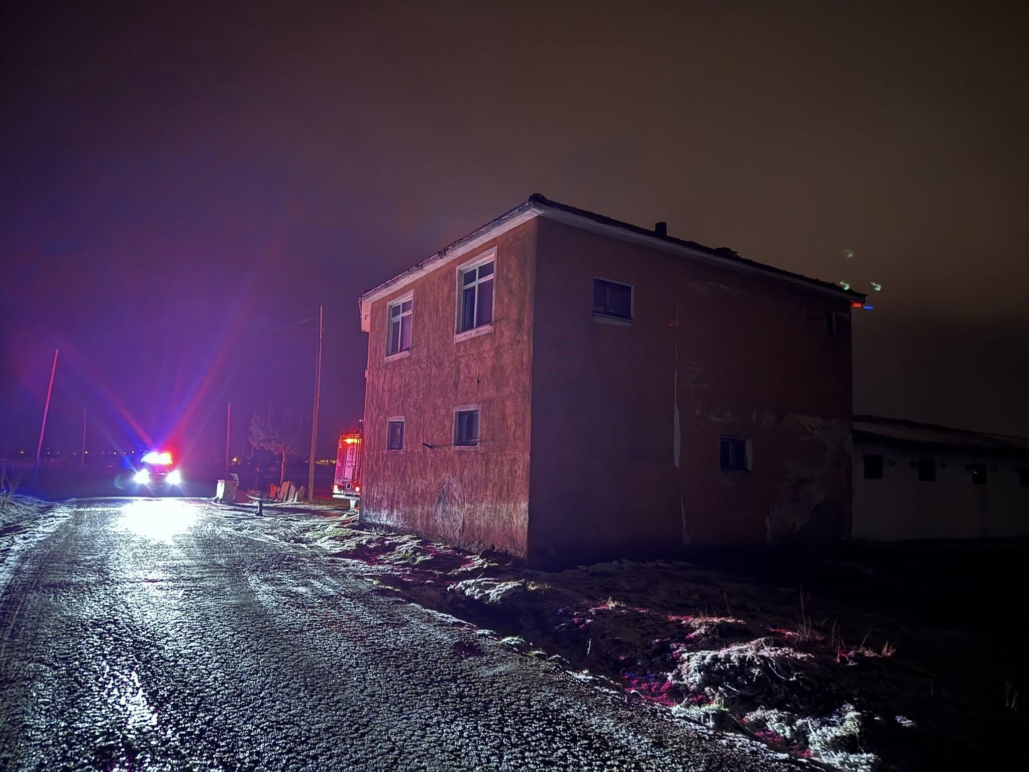 Bacadan Çıkan Yangın 2 Katlı Evin Çatısını Kül Etti 8