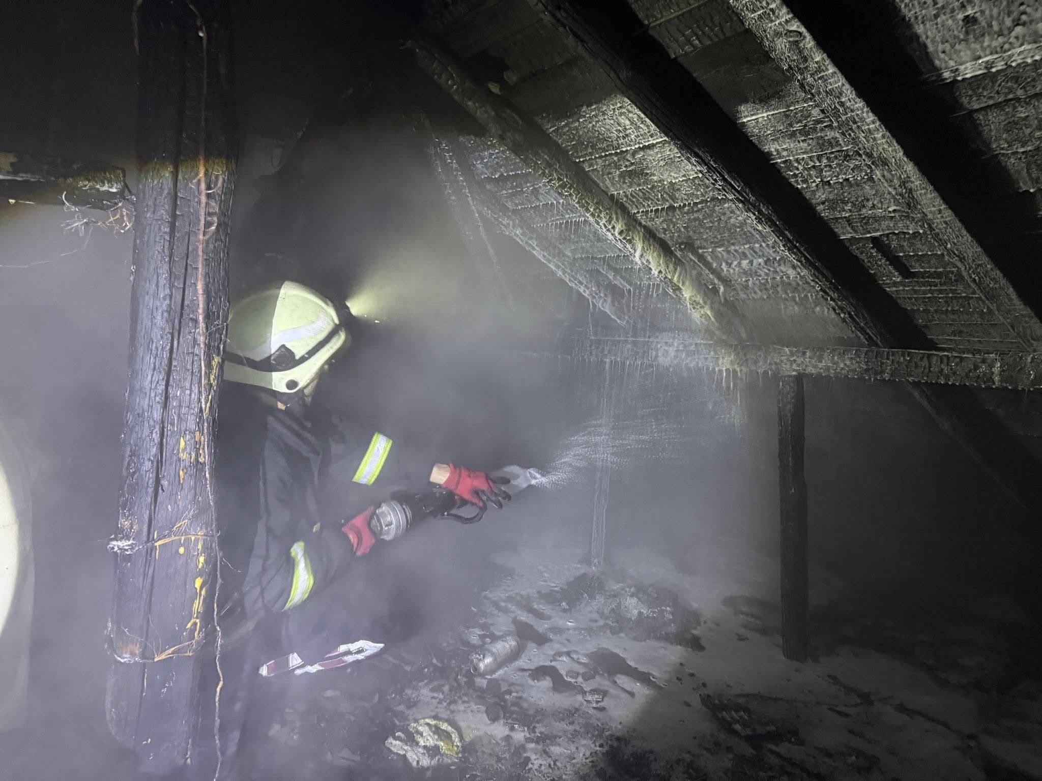 Bacadan Çıkan Yangın 2 Katlı Evin Çatısını Kül Etti 88888888