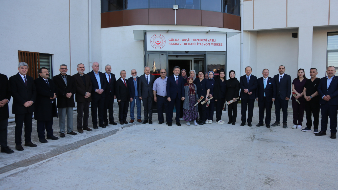 Bakan Yumaklı, Kastamonu Huzurevindeki Kadınlara 8 Mart Sürprizi Yaptı (2)