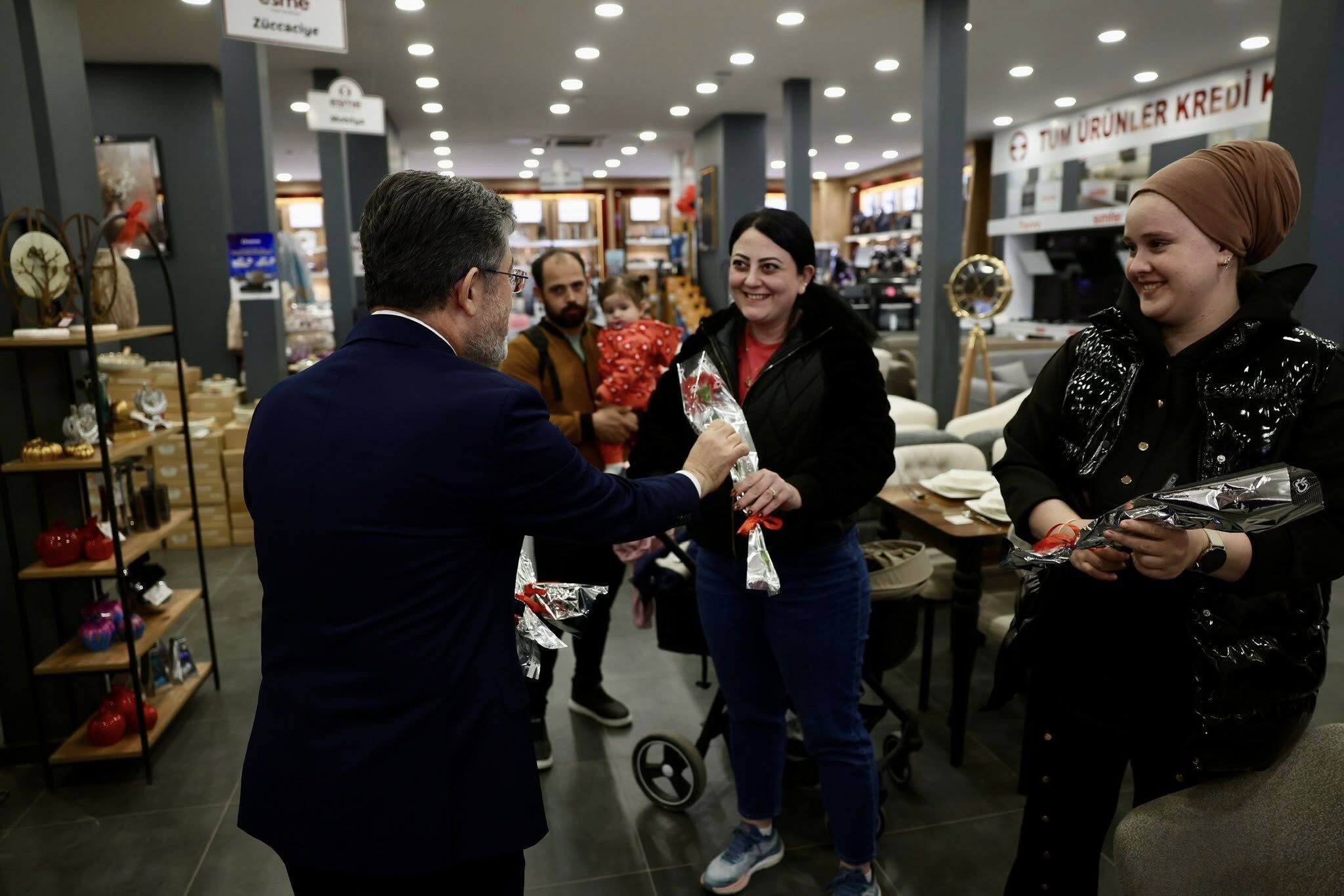 Bakan Yumaklı, Kastamonu’da Kadınlara Gül Dağıttı Ve Sohbet Etti