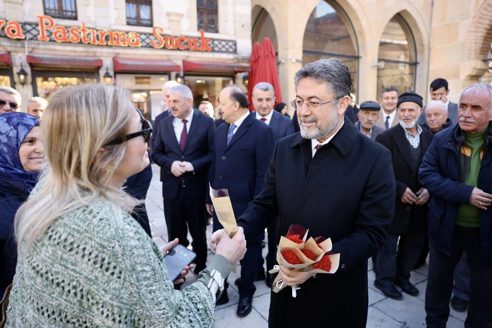 Bakan Yumaklı, Kastamonu’da Kadınlara Gül Dağıttı Ve Sohbet Etti1