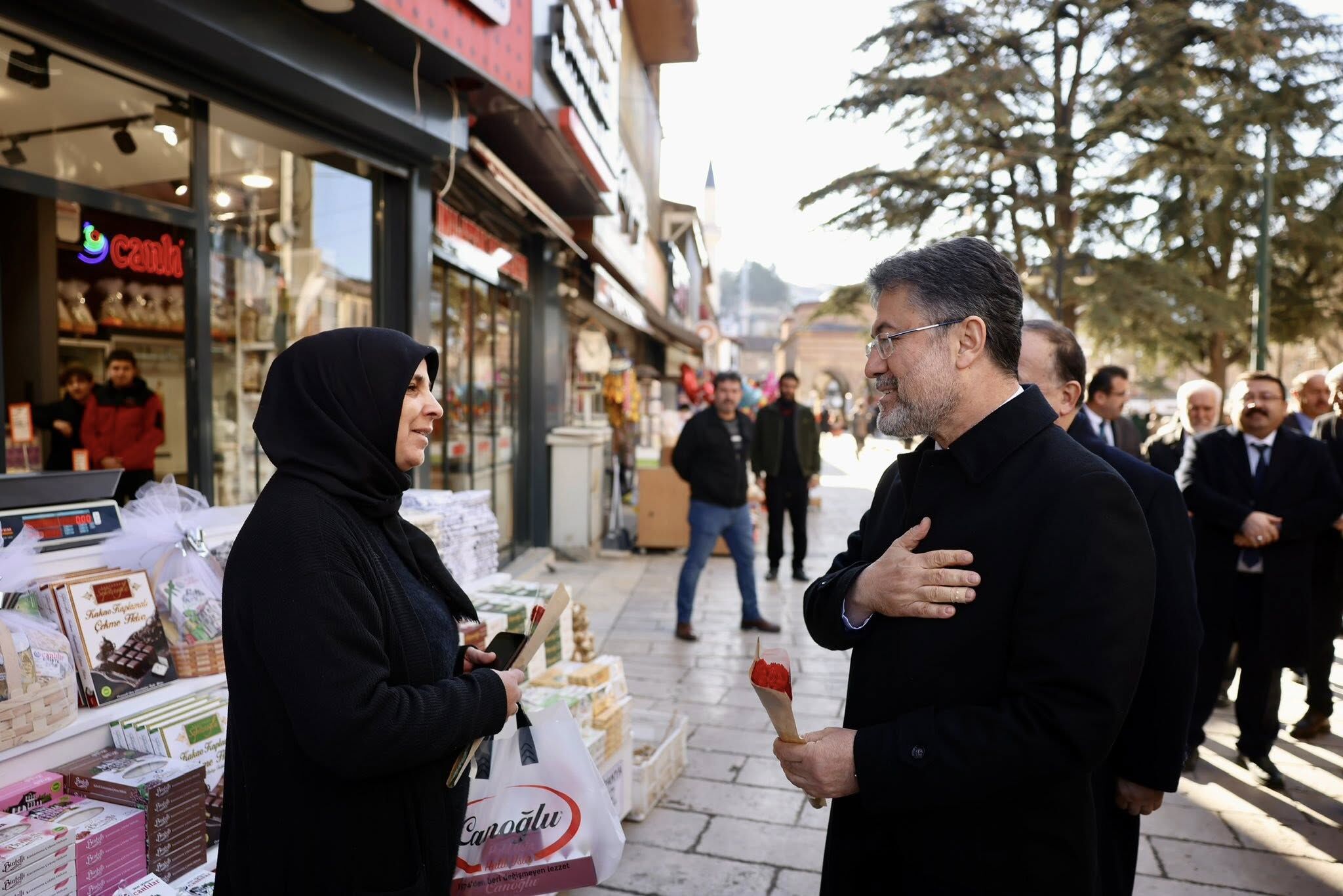 Bakan Yumaklı, Kastamonu’da Kadınlara Gül Dağıttı Ve Sohbet Etti2