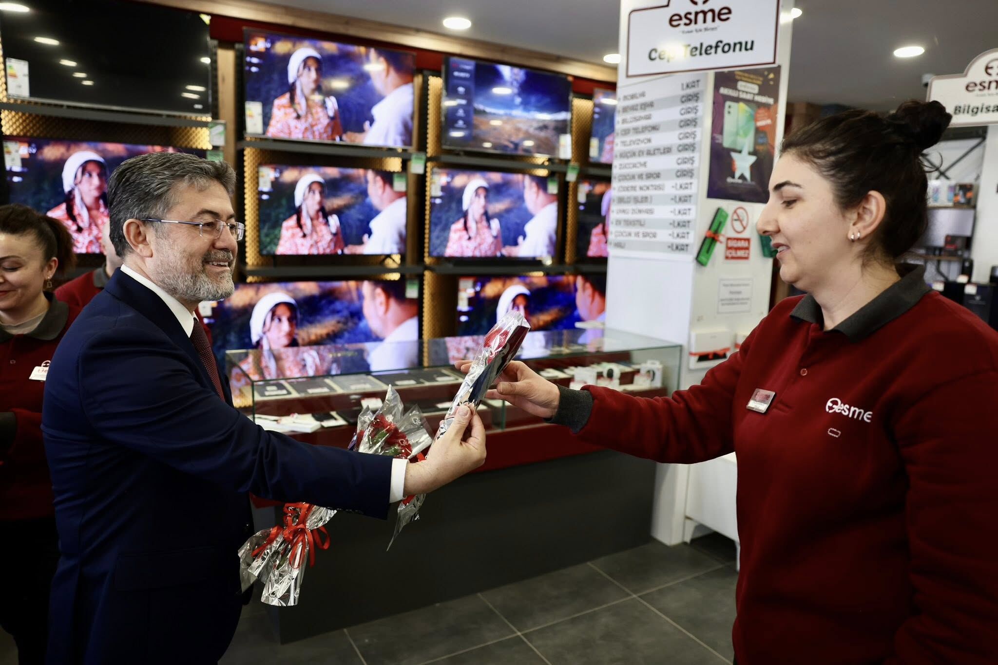 Bakan Yumaklı, Kastamonu’da Kadınlara Gül Dağıttı Ve Sohbet Etti4