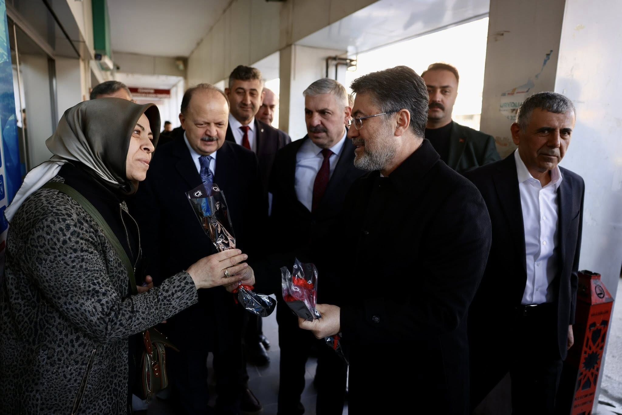 Bakan Yumaklı, Kastamonu’da Kadınlara Gül Dağıttı Ve Sohbet Etti5