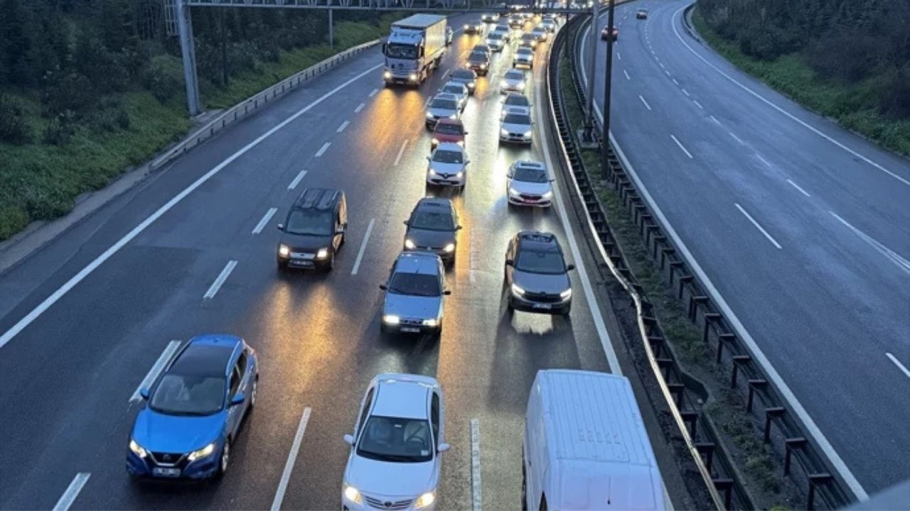 Bayram Dönüşü Başladı İstanbul Yönünde Trafik Yoğunluğu Arttı (1)