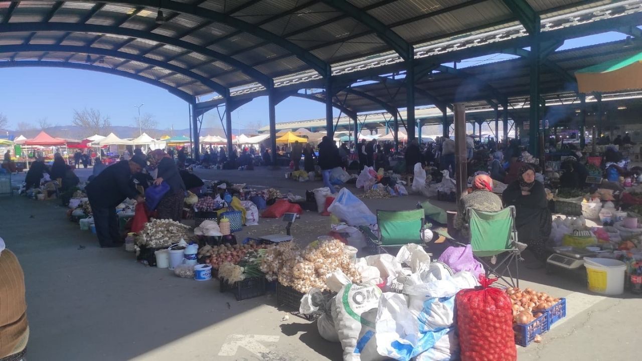 Bayram Öncesi Taşköprü Pazarı’nda Etiketler Cep Yaktı (1)