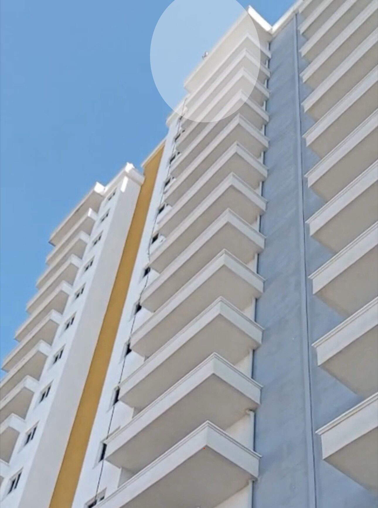 Binanın 20. Katına Çıktı Yaşamına Son Vermek Isteyen Genci Polis Ikna Etti! 88888888888888