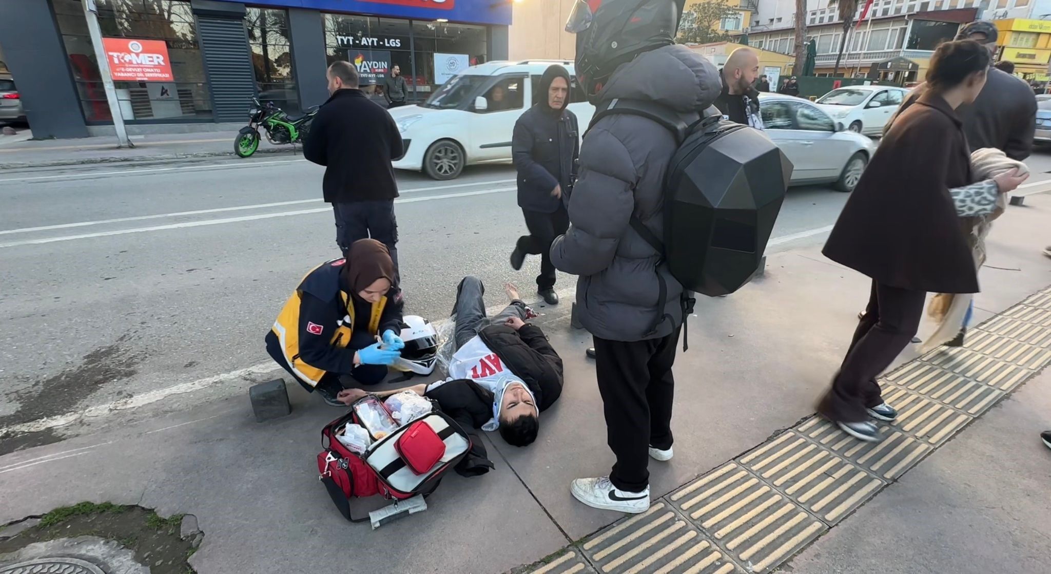 Cadde Ortasında Korkunç Kaza Motosiklet Yaya Ile Çarpıştı, 2 Yaralı!