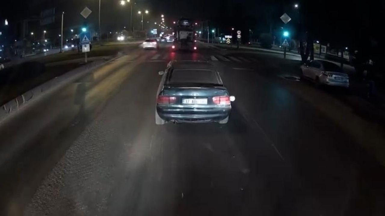 D 100’De Şaşırtan Anlar Kastamonu Plakalı Otomobil Çekiciden Düştü (1)-1