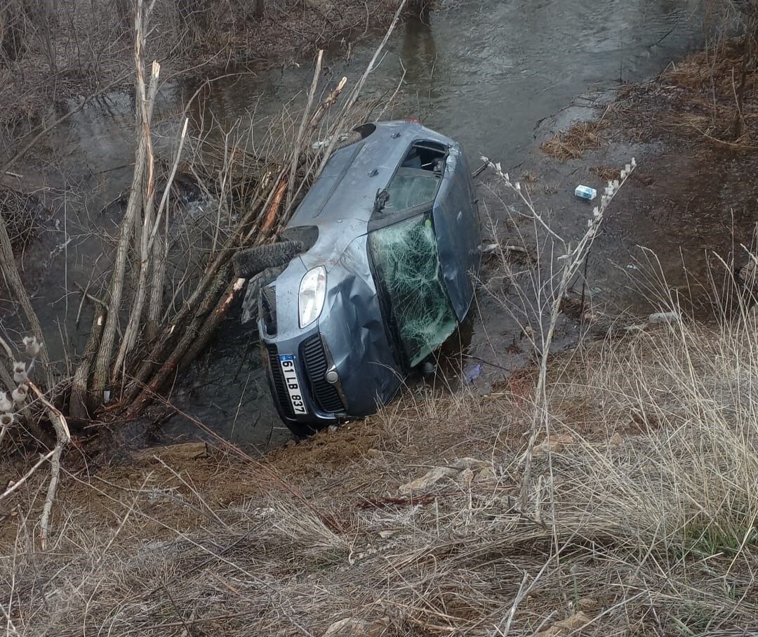 Dereye Uçan Otomobilin Sürücüsü Yaralandı 12