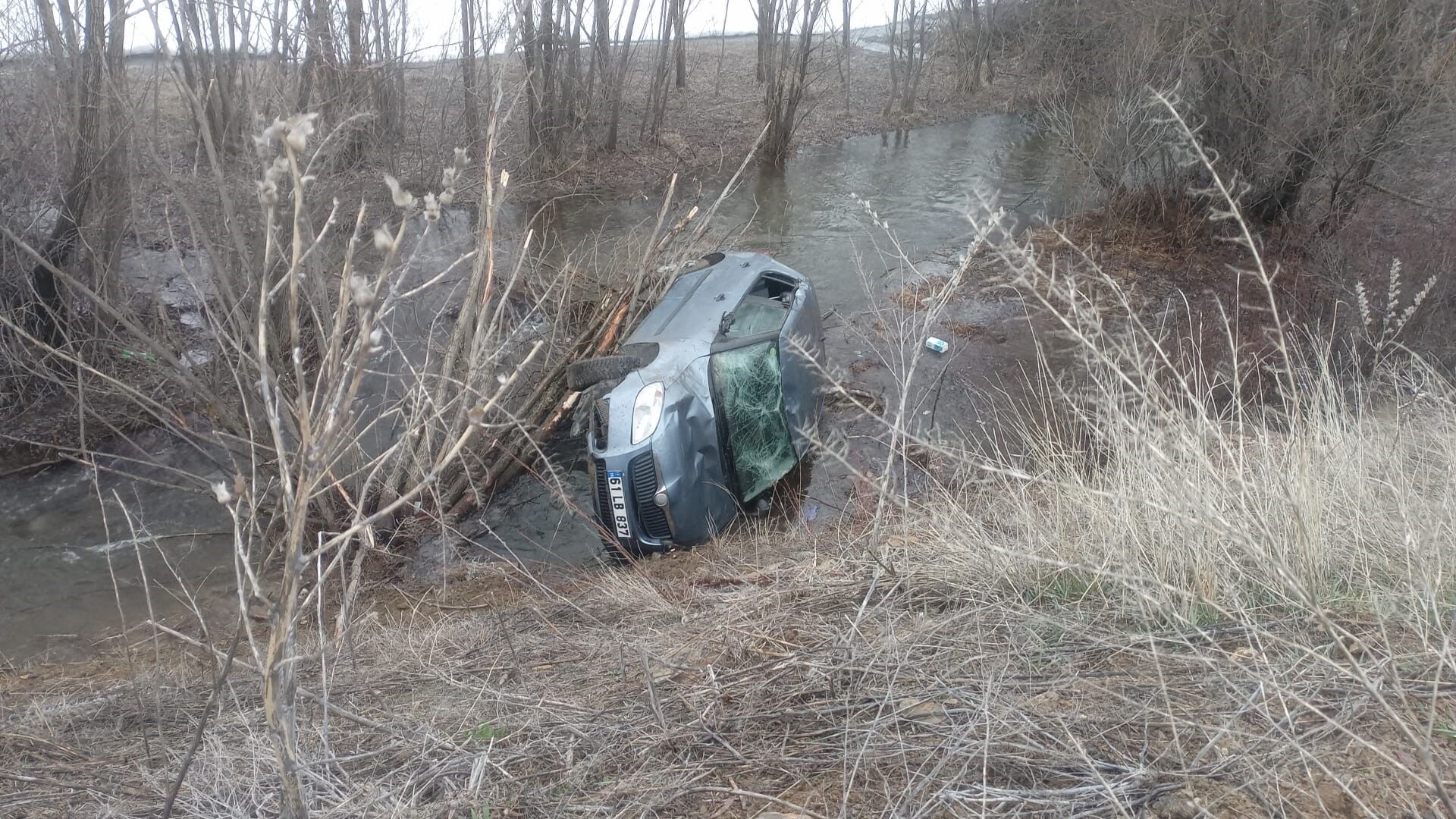 Dereye Uçan Otomobilin Sürücüsü Yaralandı 2