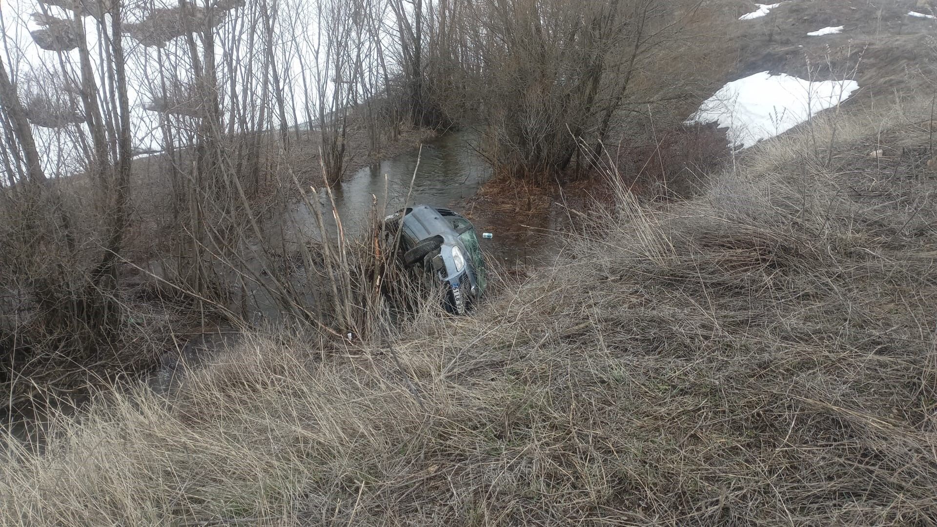 Dereye Uçan Otomobilin Sürücüsü Yaralandı 22