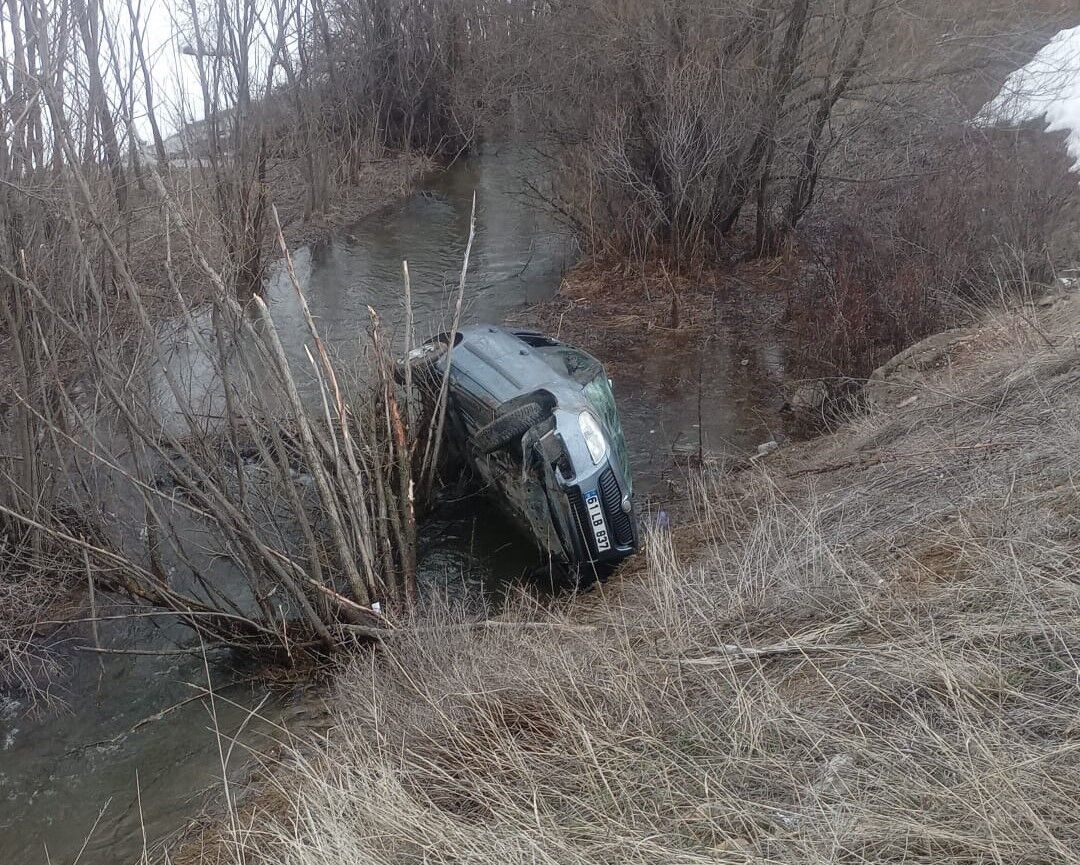 Dereye Uçan Otomobilin Sürücüsü Yaralandı 4