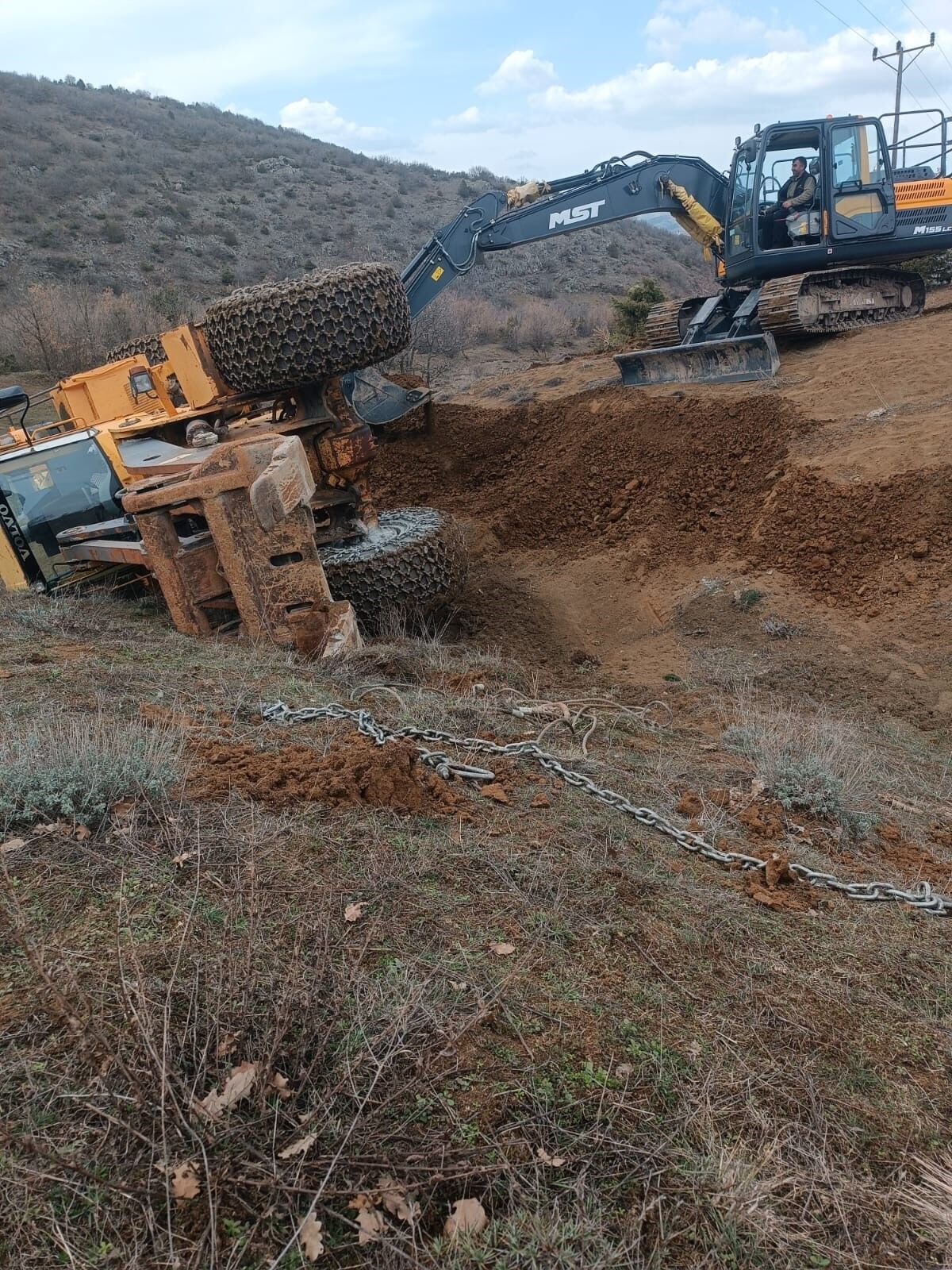 Devrilen Traktörü Kurtarmaya Giden Kepçe De Devrildi
