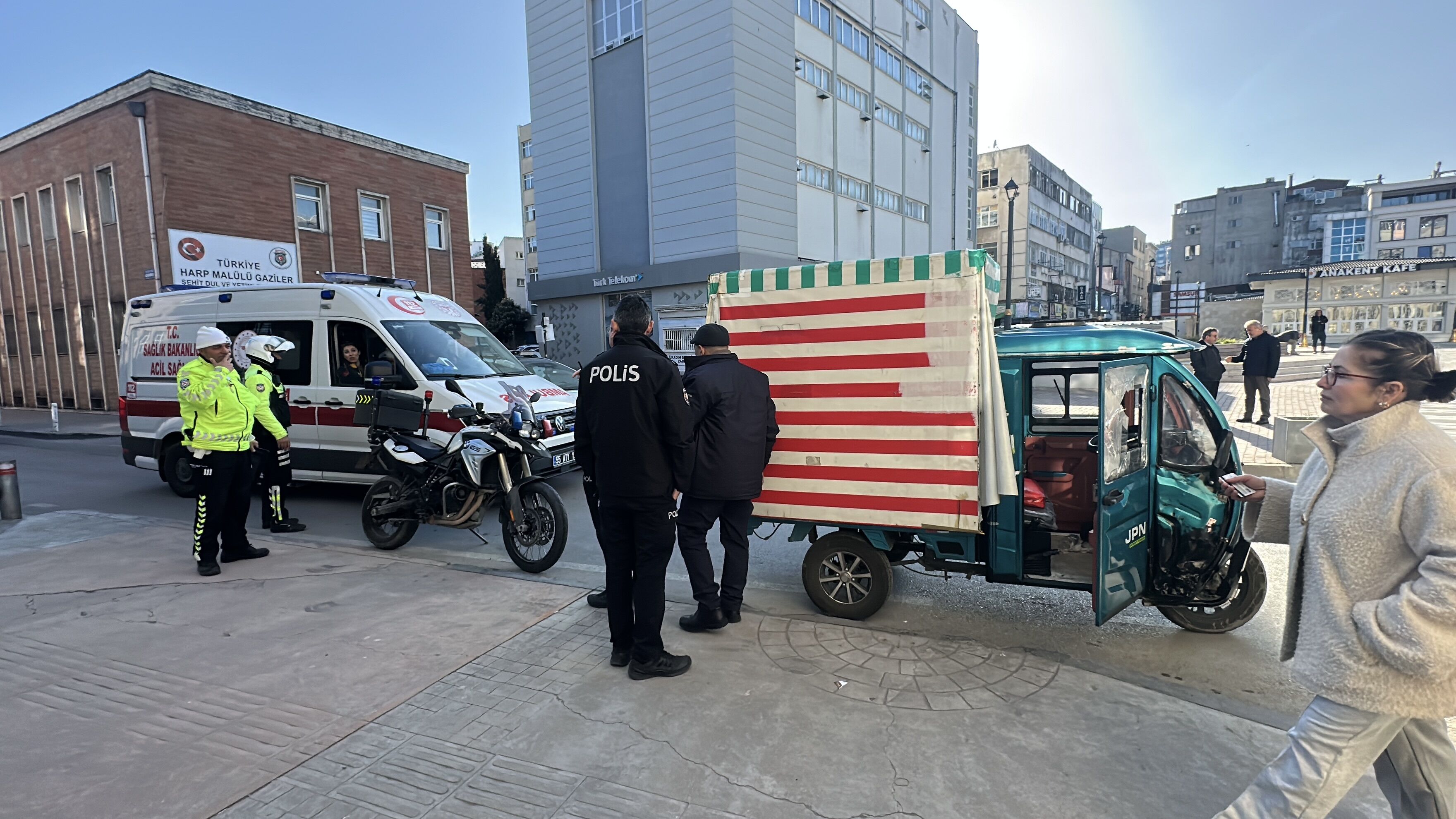 Elektrikli Motosiklet Park Halindeki Araca Çarptı 1 Kişi Yaralandı! 2