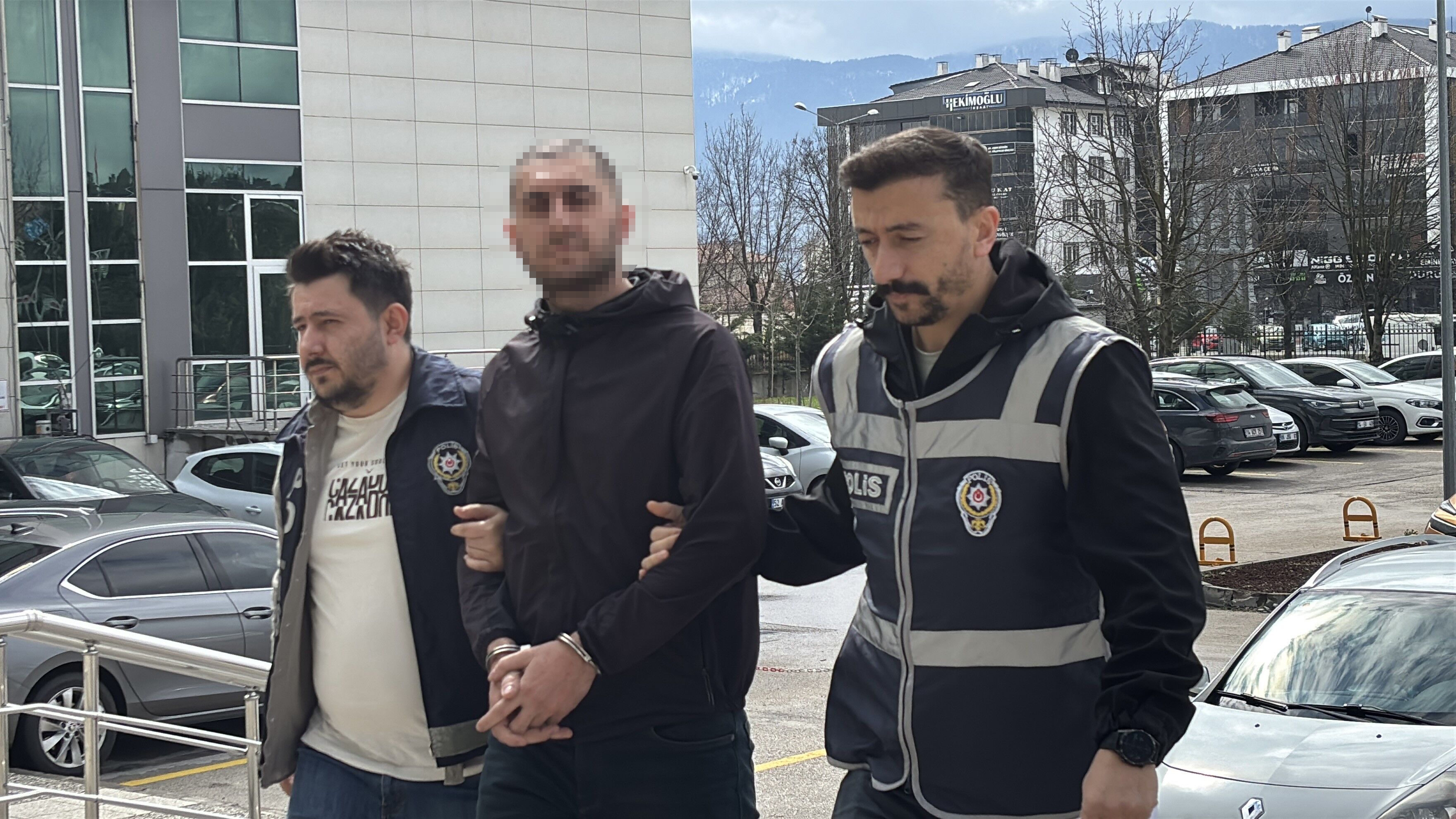 Eski Sevgilisinin Evine Kamyonla Girdi, Laptop Çaldı1