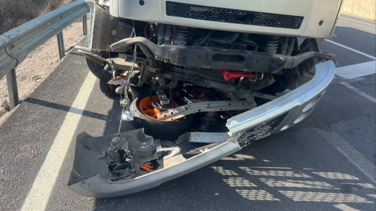 Feci Kaza Kamyonla Çarpışan Motosiklet Sürücüsü Öldü (1)