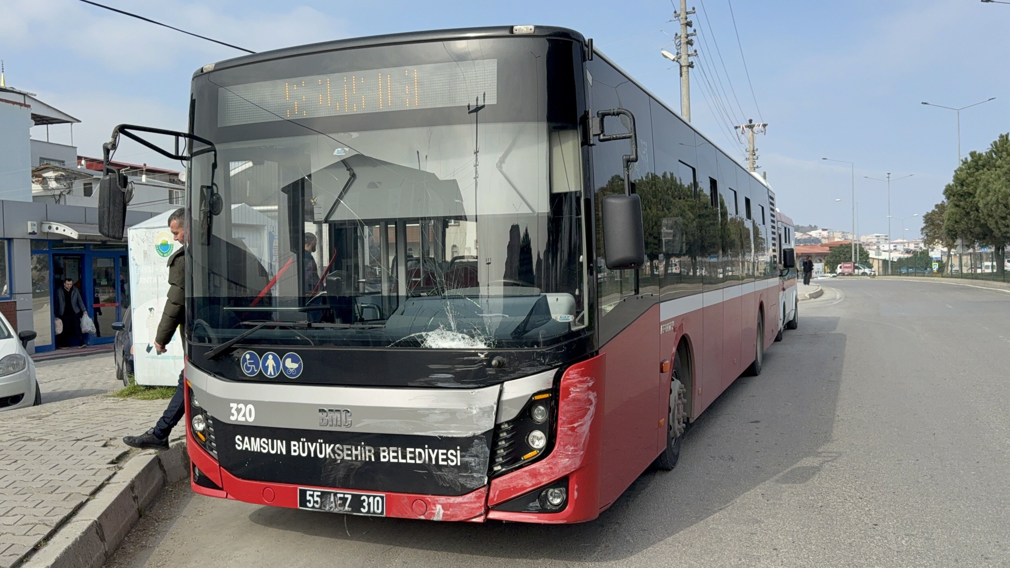 Feci Kaza! Otobüs Ile Otomobil Çarpıştı 9 Kişi Yaralandı! 2
