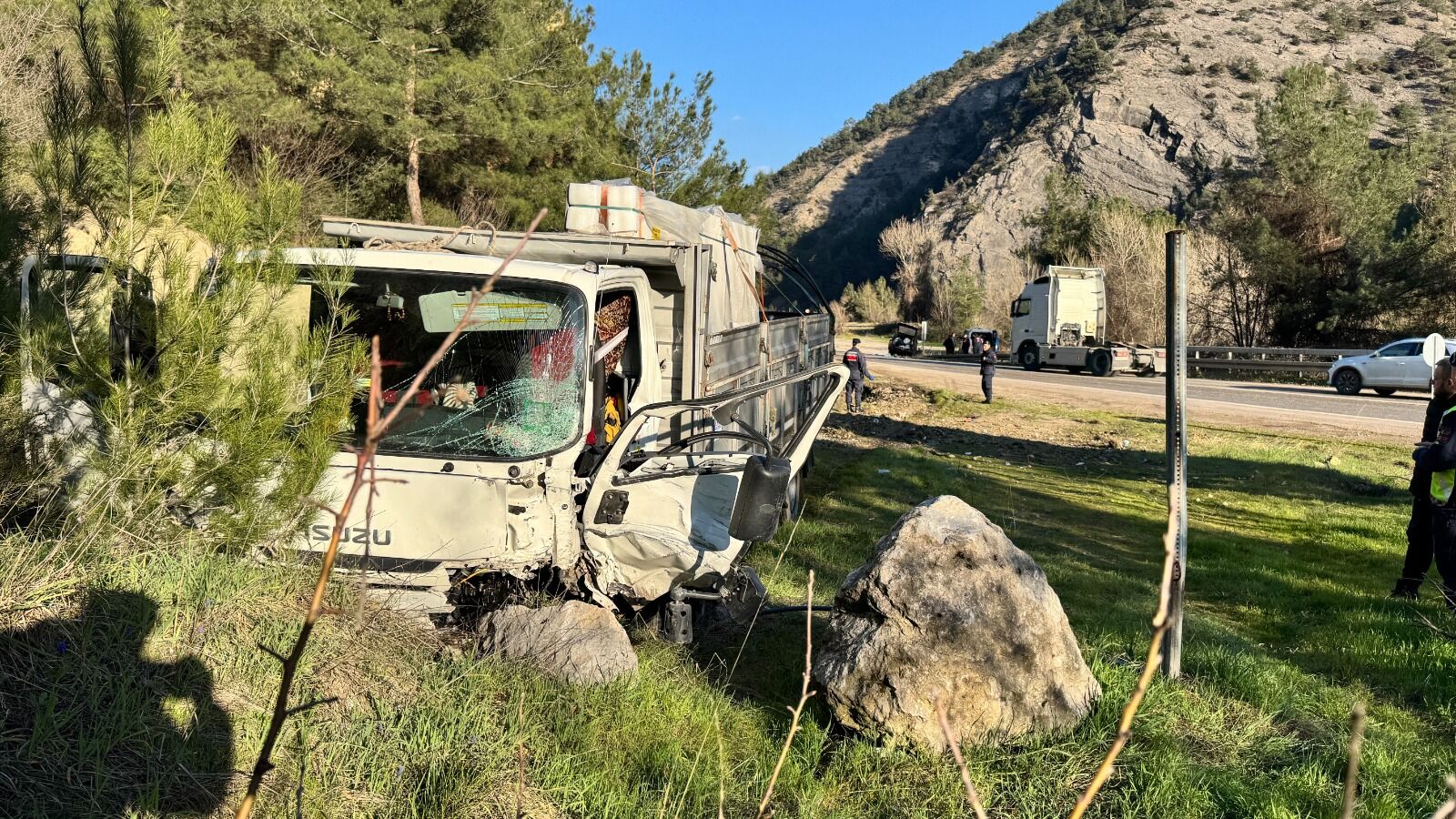 Feci Kaza! Otomobil Kamyonla Çarpıştı 1 Ölü, 5 Yaralı! 12