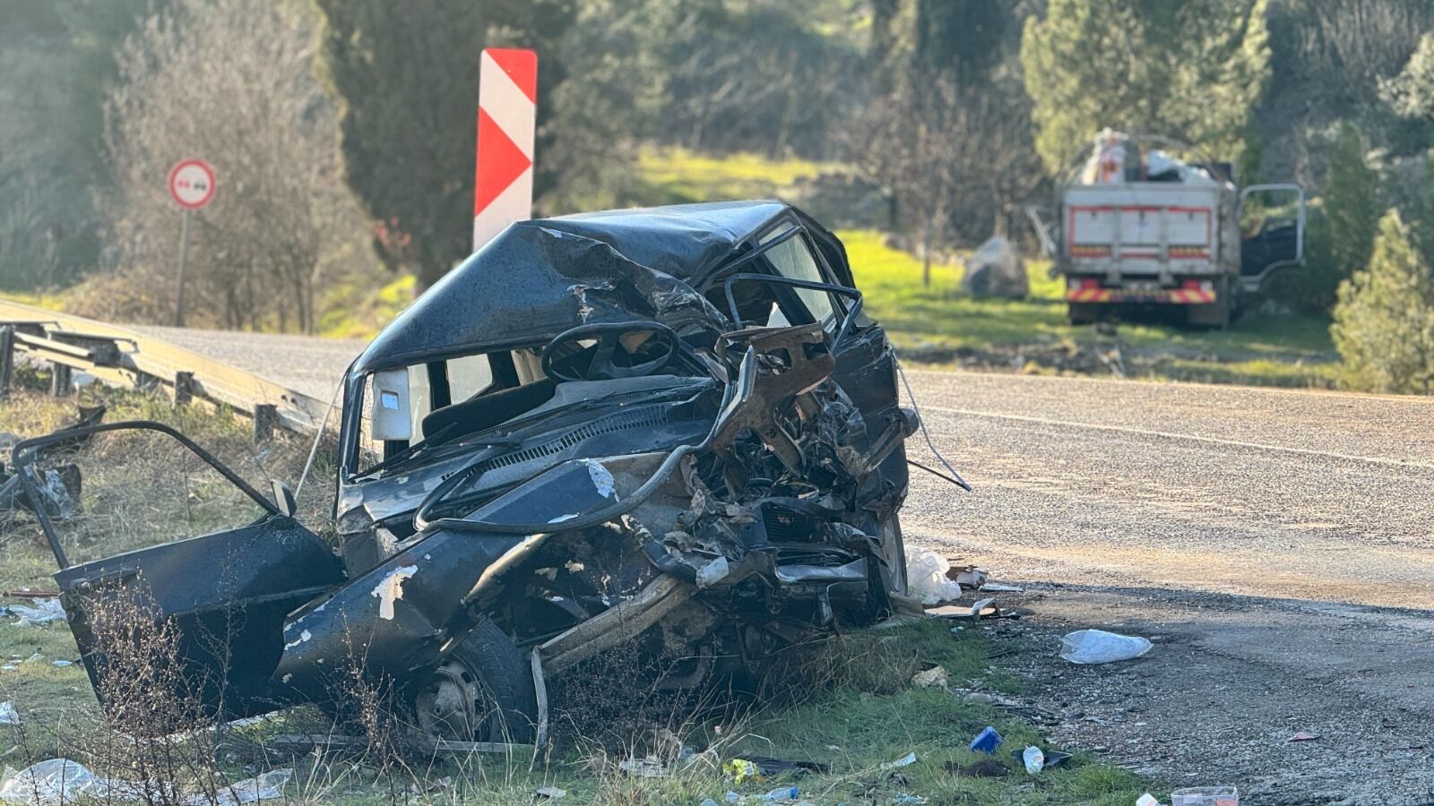 Feci Kaza! Otomobil Kamyonla Çarpıştı 1 Ölü, 5 Yaralı! 2