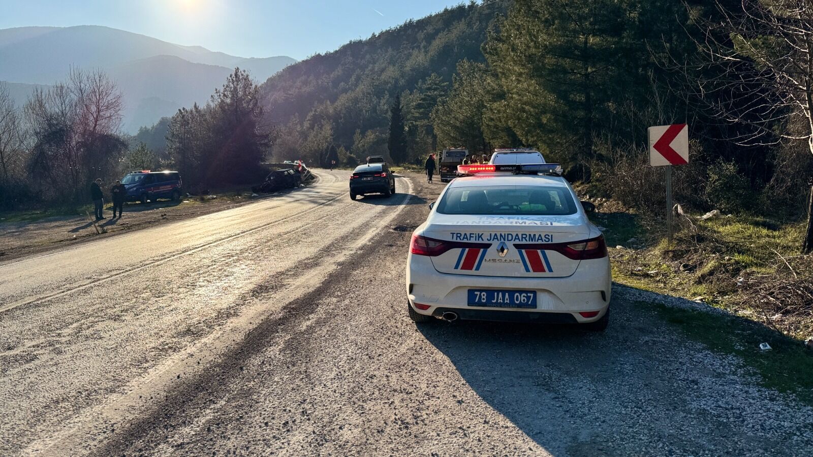 Feci Kaza! Otomobil Kamyonla Çarpıştı 1 Ölü, 5 Yaralı! 6