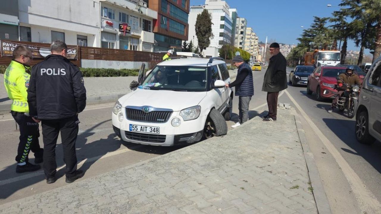 Feci Kaza Refüje Çarpan Otomobil Yan Yattı, 1 Yaralı (2)