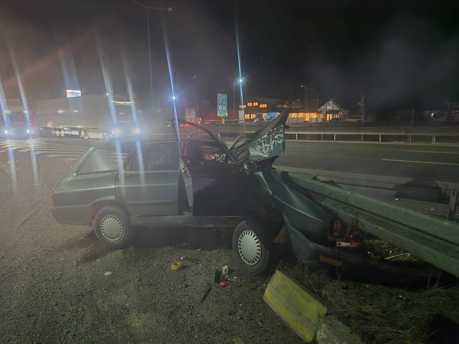 Feci Kaza! Tem'de Bariyerlere Çarpan Otomobil Parçalandı 2 Kişi Ağır Yaralandı! 12