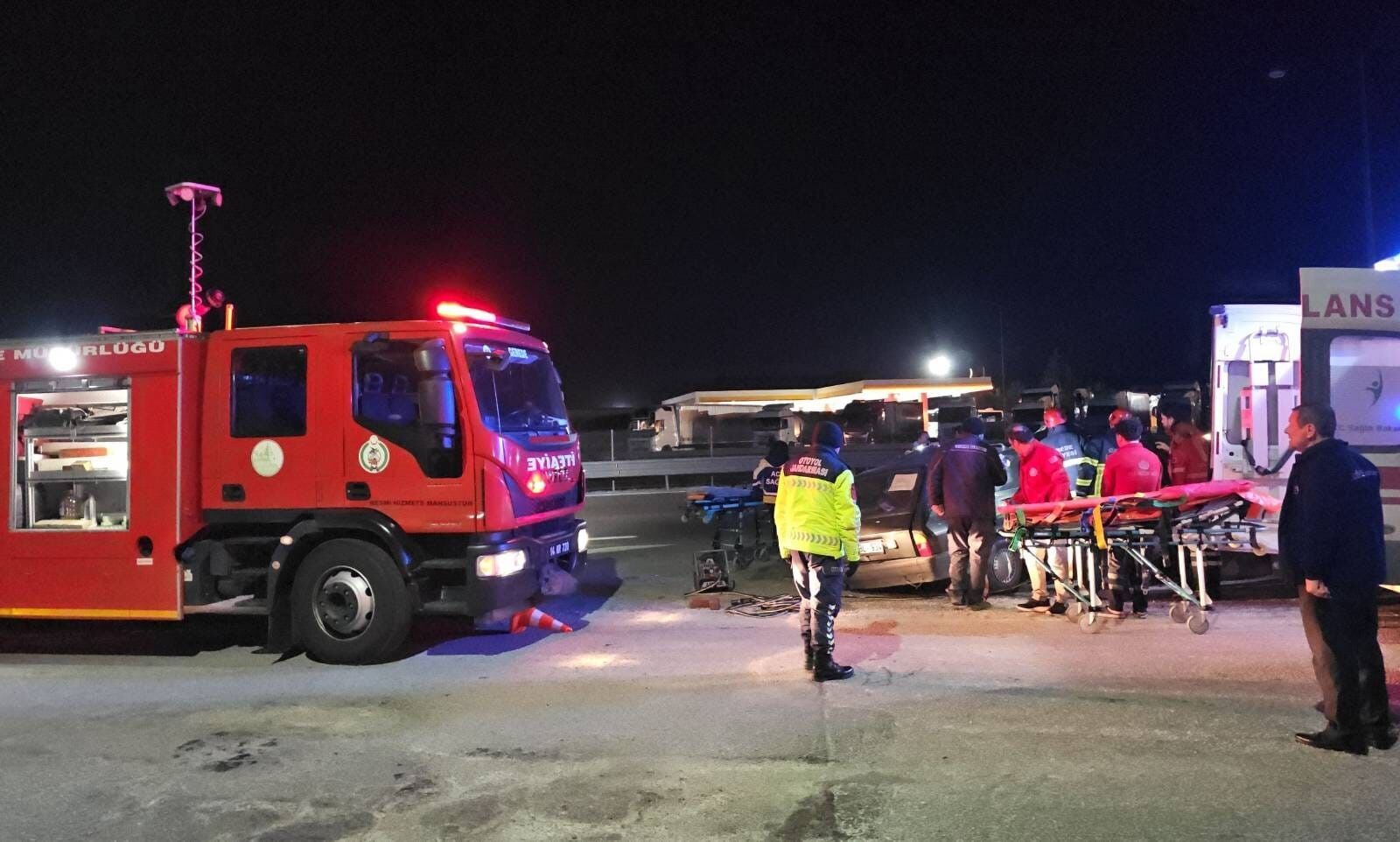 Feci Kaza! Tem'de Bariyerlere Çarpan Otomobil Parçalandı 2 Kişi Ağır Yaralandı! 22