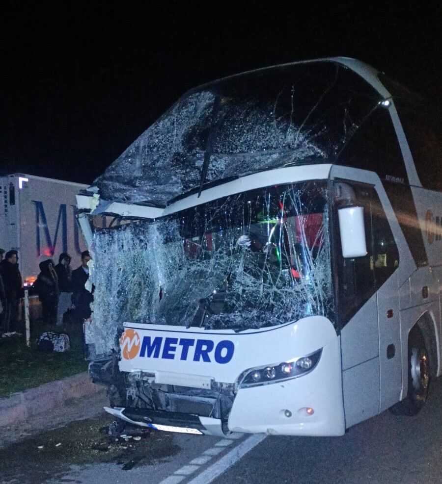 Feci Kaza! Tır Ile Otobüs Çarpıştı Çok Sayıda Yaralı Var! 4