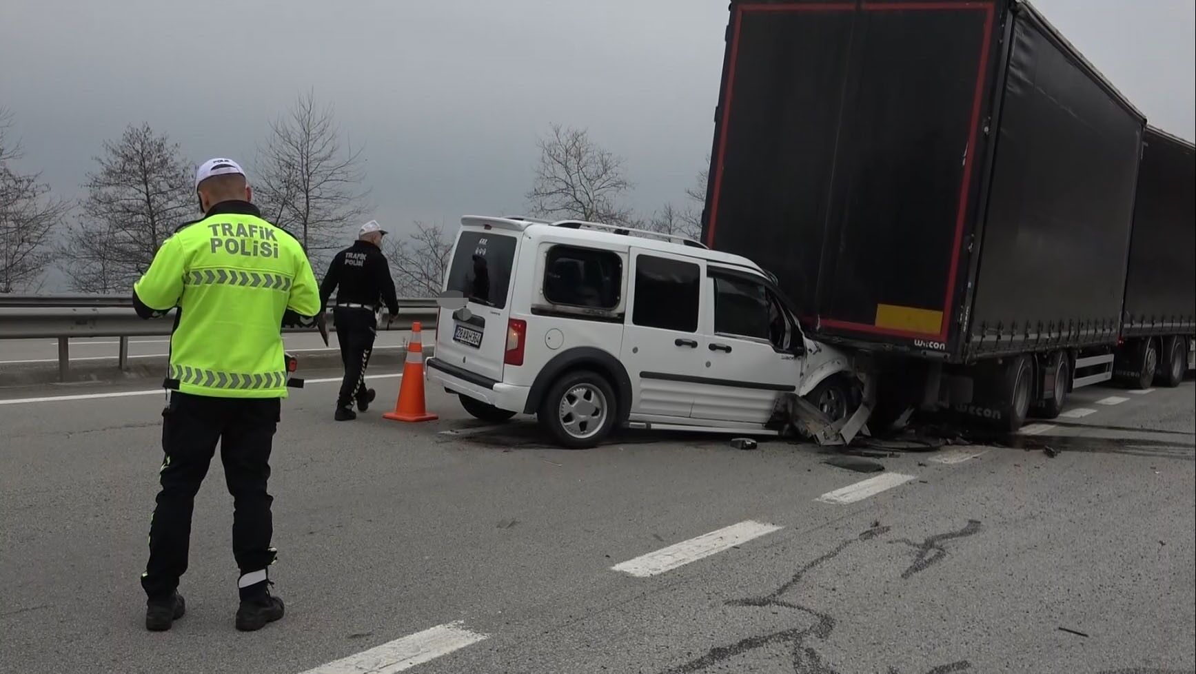 Feci Kaza! Tırın Dorsesine Çarpan Araç Hurdaya Döndü 2 Kişi Yaralandı! 13