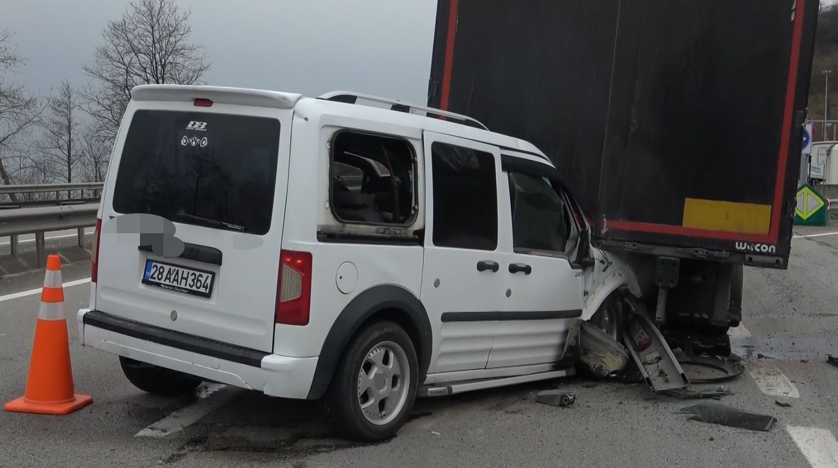 Feci Kaza! Tırın Dorsesine Çarpan Araç Hurdaya Döndü 2 Kişi Yaralandı! 88888888888888888888888888