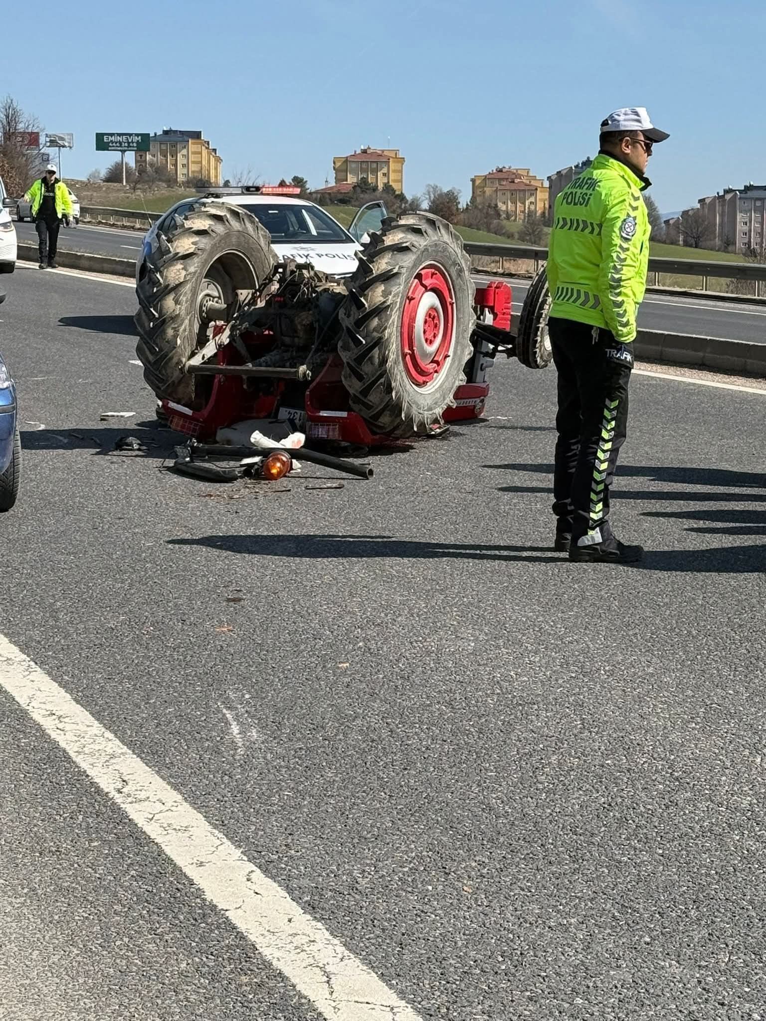 Feci Kaza! Traktör Devrildi 24 Yaşındaki Sürücü Yaralandı! 88888888888888888888888888888888888888888888888888888888888888888888888888