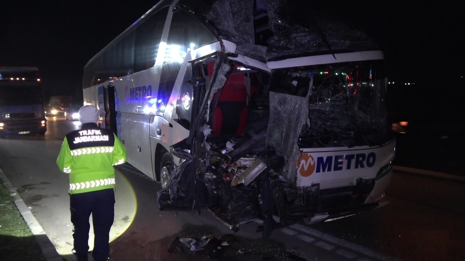Feci Kaza! Yolcu Otobüsü Ile Tır Çarpıştı, Detaylar Belli Oldu 11 Yaralı Var! 12